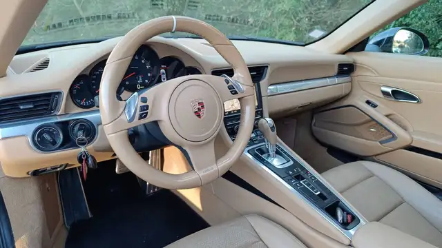 Porsche 911 view 8