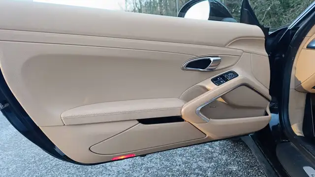 Porsche 911 view 7