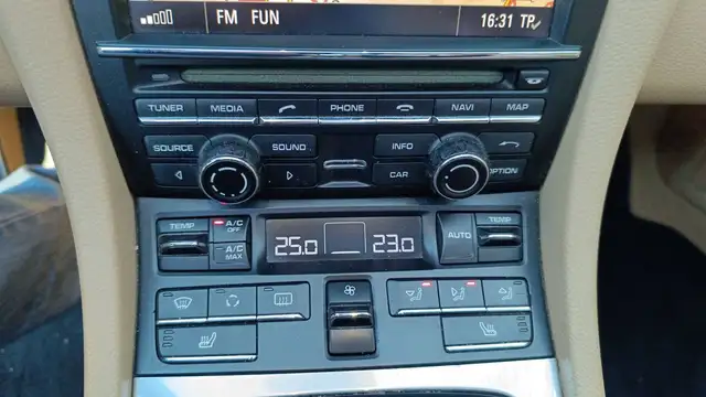 Porsche 911 view 13