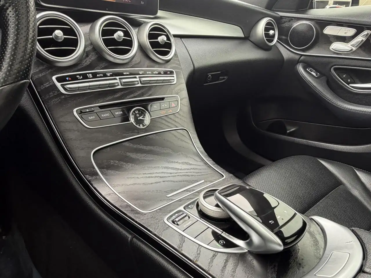 Mercedes-Benz C-Class снимка Mercedes-Benz C-Class