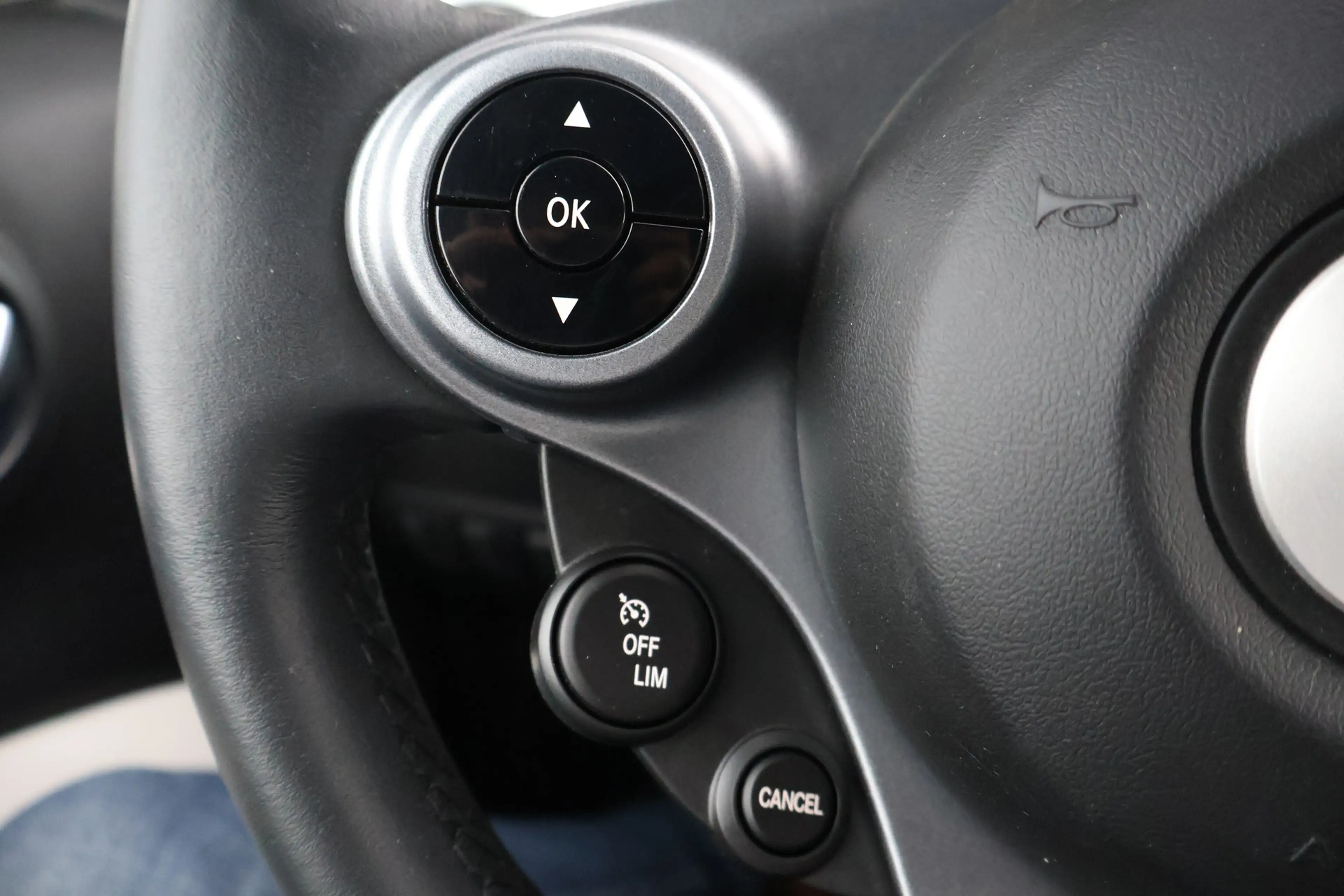 smart forTwo fortwo coupe 1.0 Basis Tempomat Sitzheizung USB — photo 15