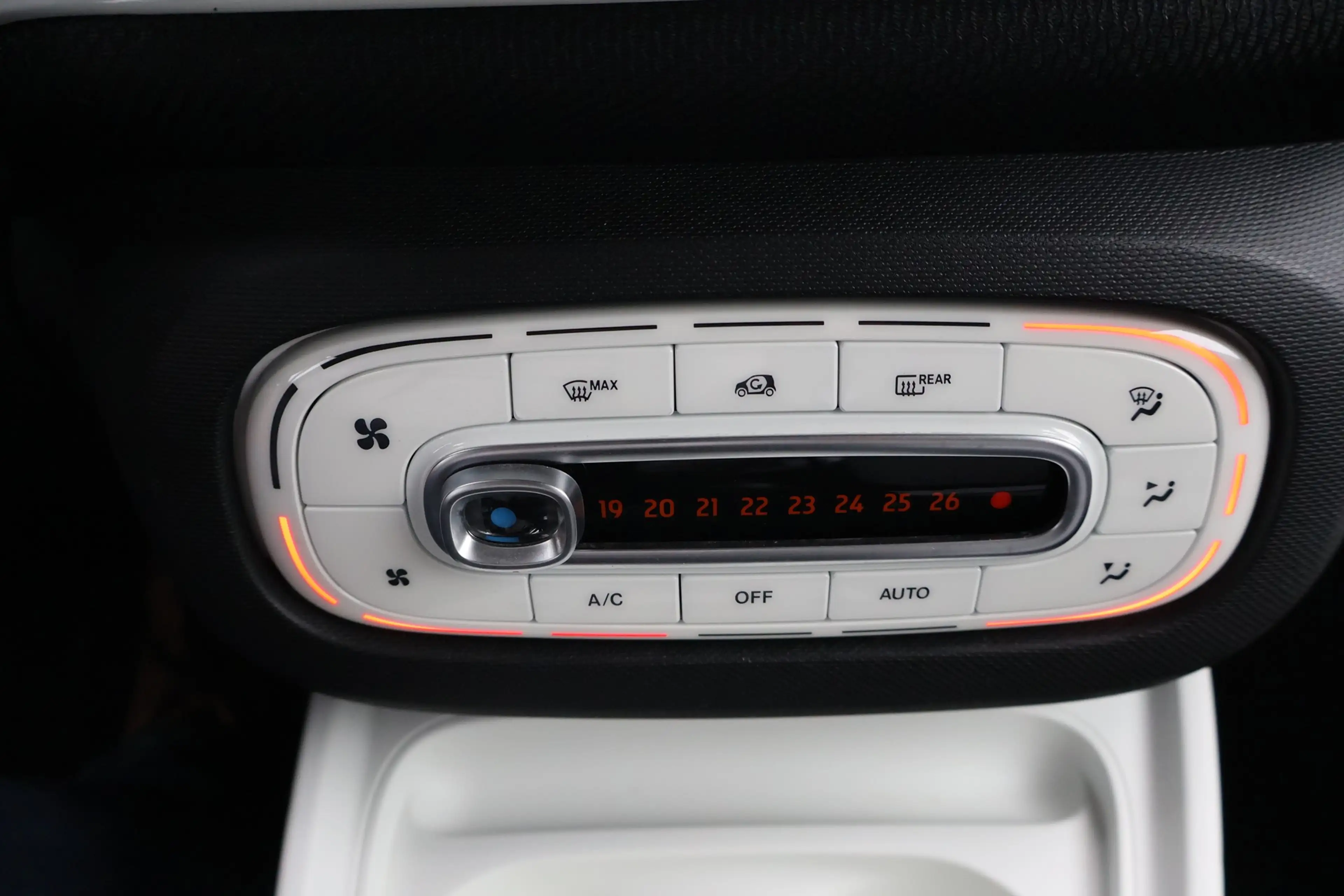 smart forTwo fortwo coupe 1.0 Basis Tempomat Sitzheizung USB — photo 11