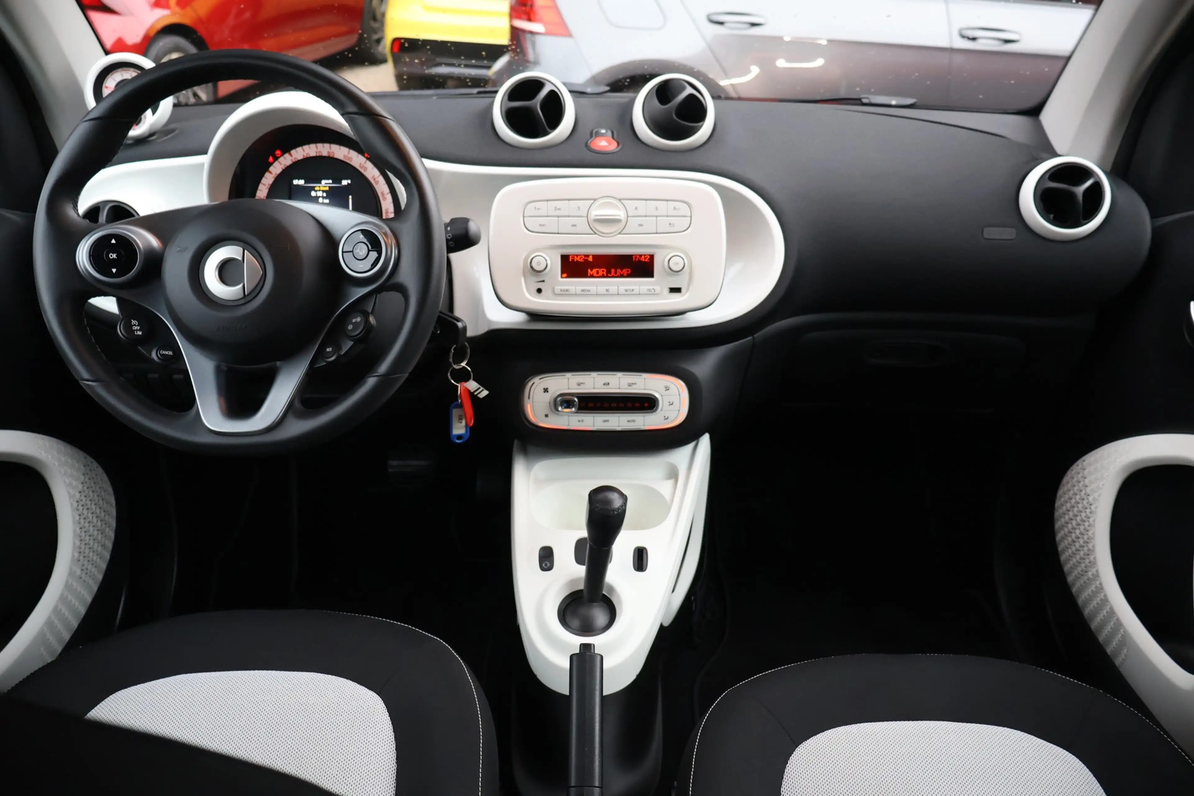 smart forTwo fortwo coupe 1.0 Basis Tempomat Sitzheizung USB — photo 8