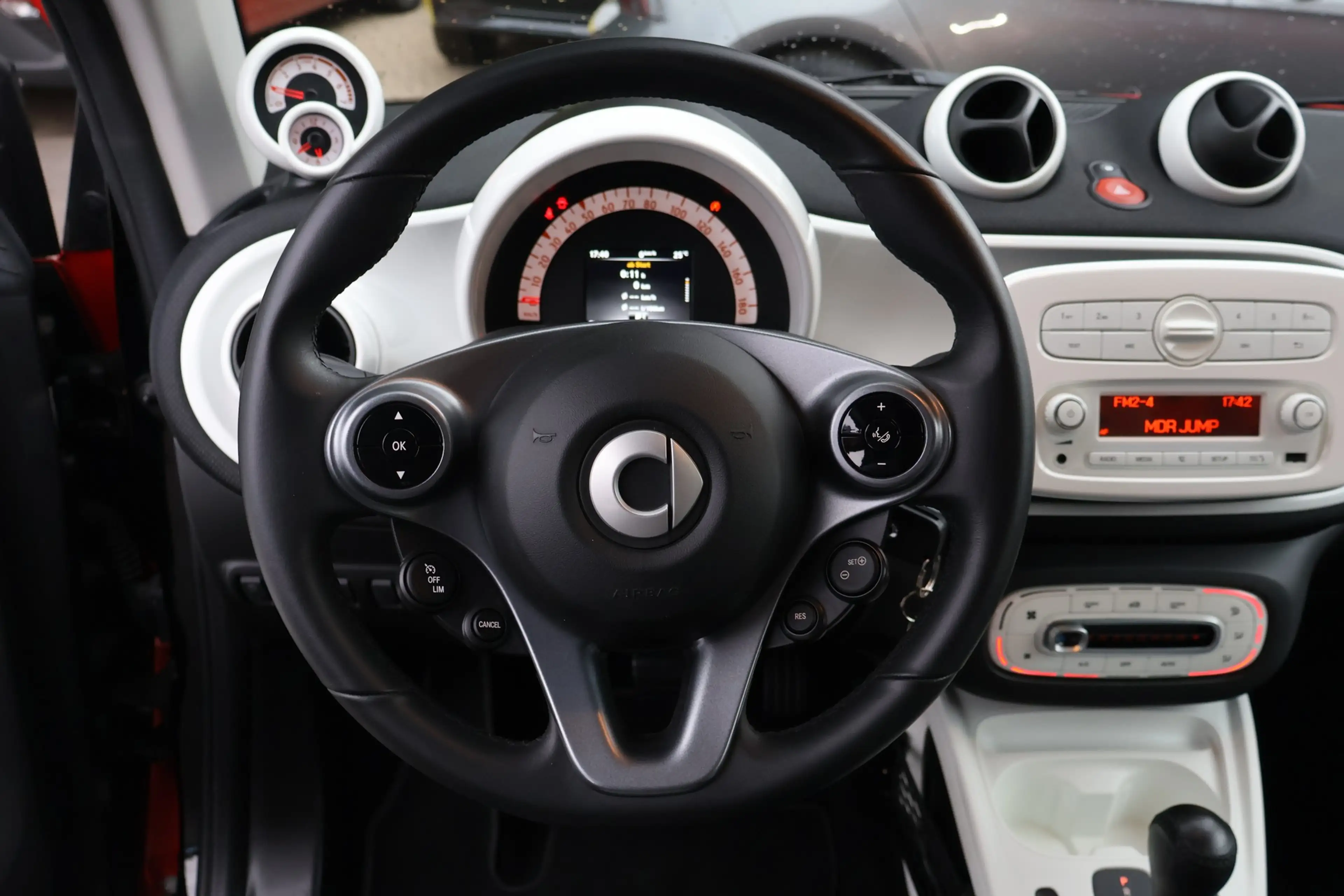smart forTwo fortwo coupe 1.0 Basis Tempomat Sitzheizung USB — photo 14