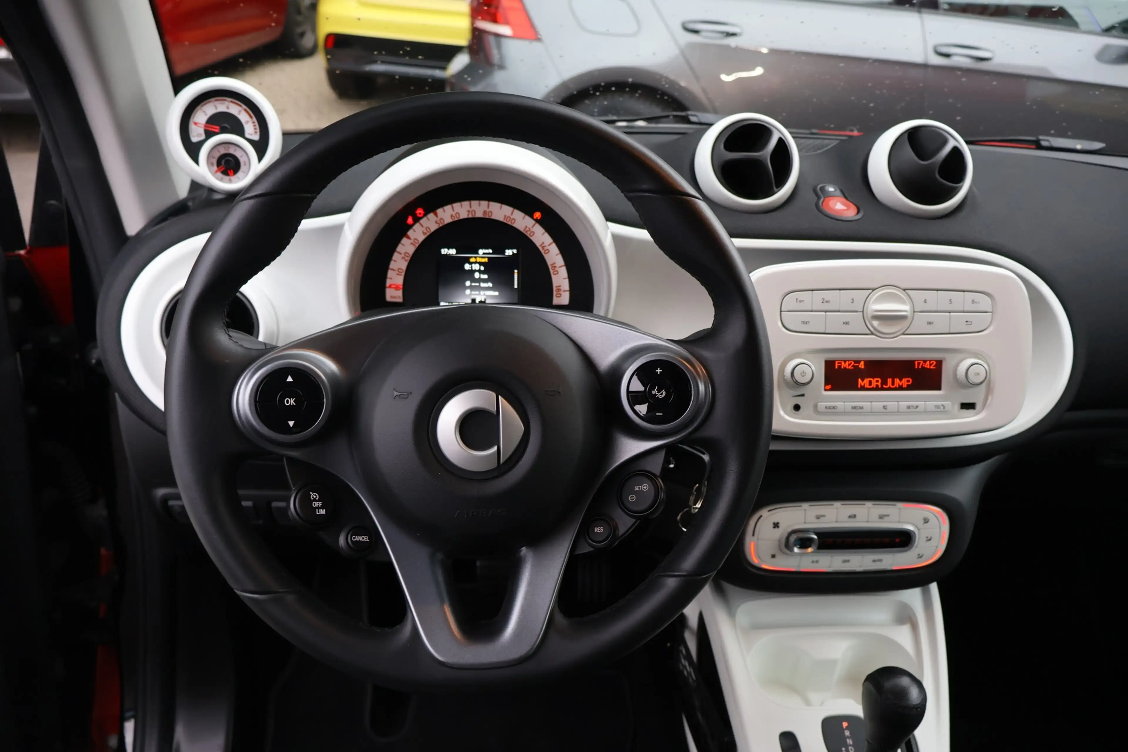 smart forTwo fortwo coupe 1.0 Basis Tempomat Sitzheizung USB — photo 9