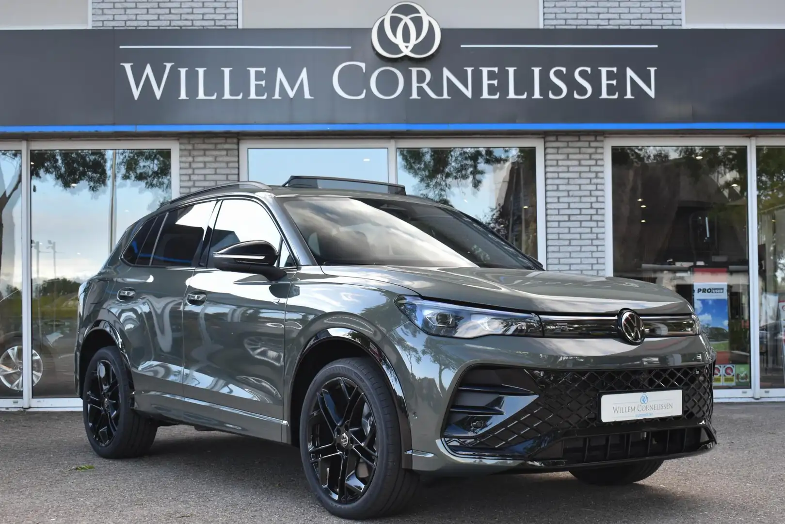 Volkswagen Tiguan 1.5 eTSI R-Line Edition Pano Trekhaak IQ Ergostoel Vert - 1