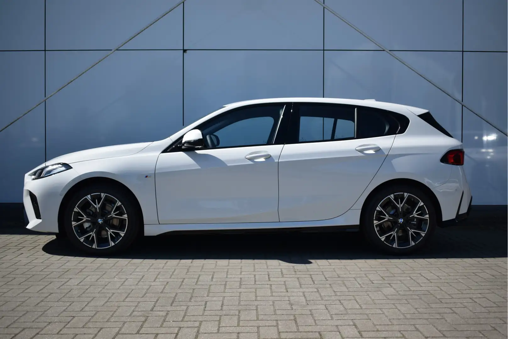 BMW 120 1 Serie M Sport Automaat / Sportstoelen / Parking Wit - 2