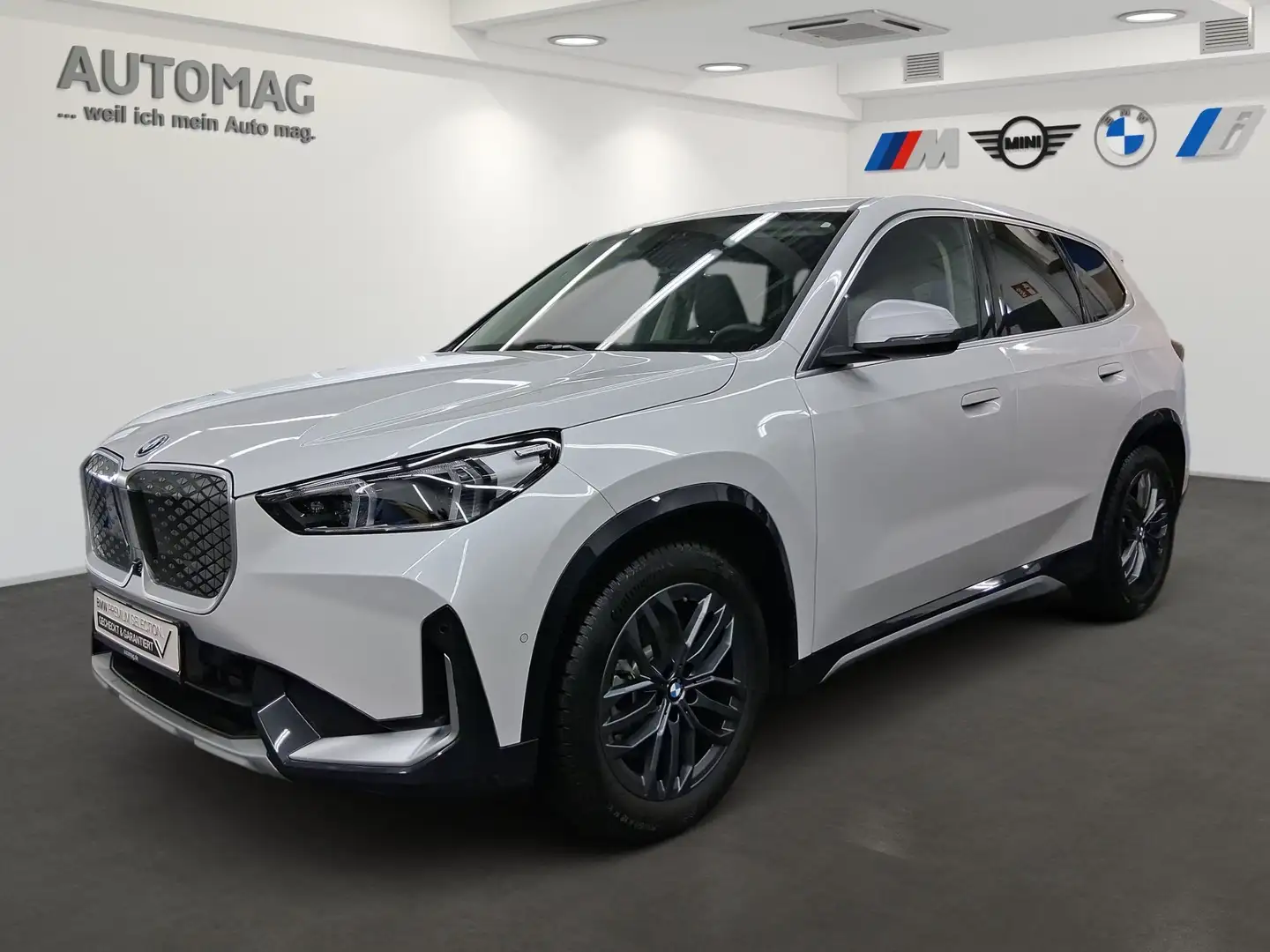 BMW iX 1 xDrive30 X-Line*Driving Assist Prof.*HeadUp*Live Weiß - 1