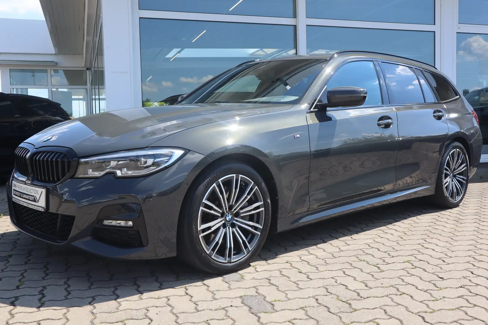 BMW 330 d Touring M Sport DAB LED WLAN Tempomat AHK Grijs - 1