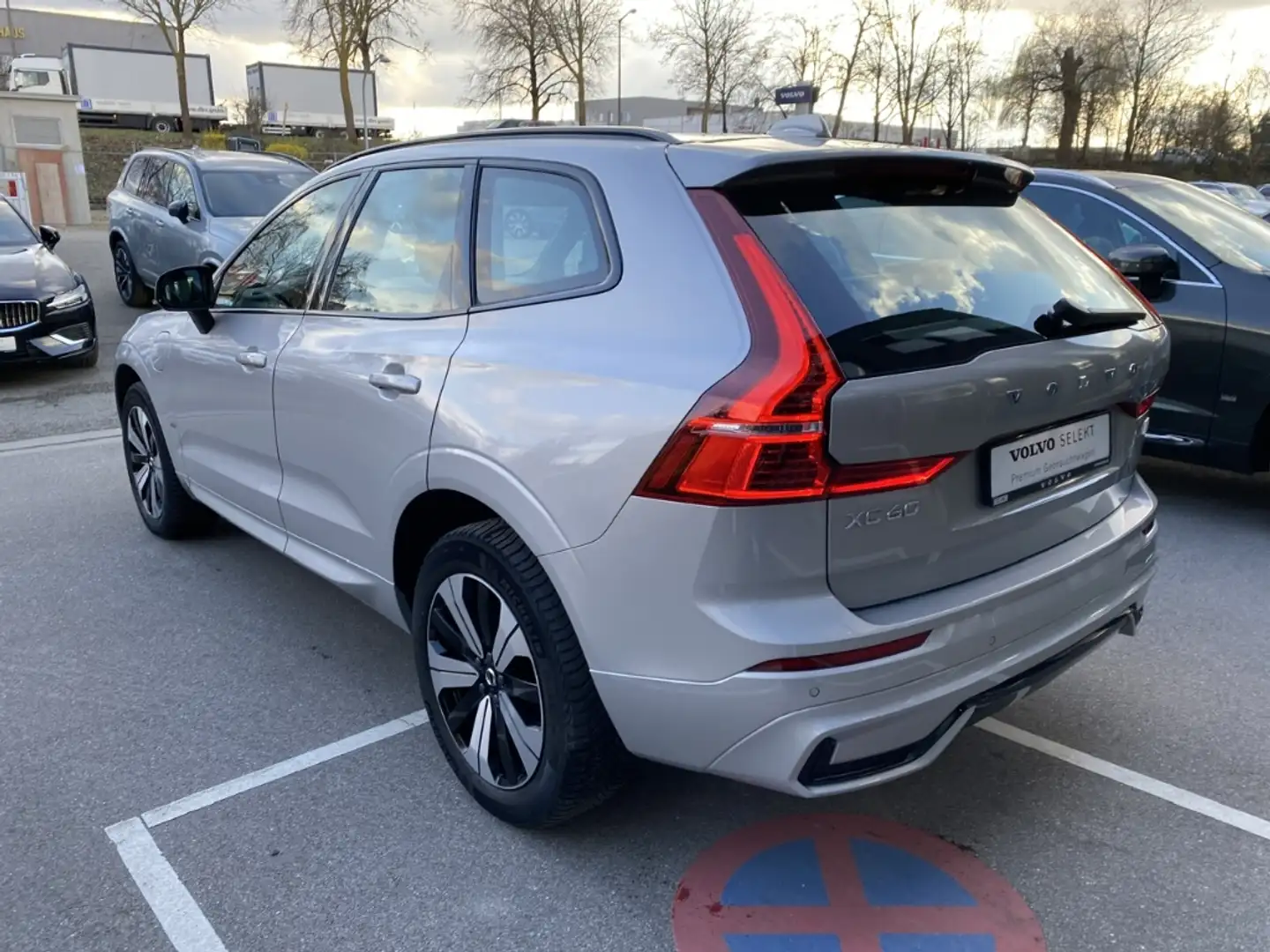Volvo XC60 Plus Dark Recharge Plug-In Hybrid AWD T6 EU6d Stan Zilver - 2