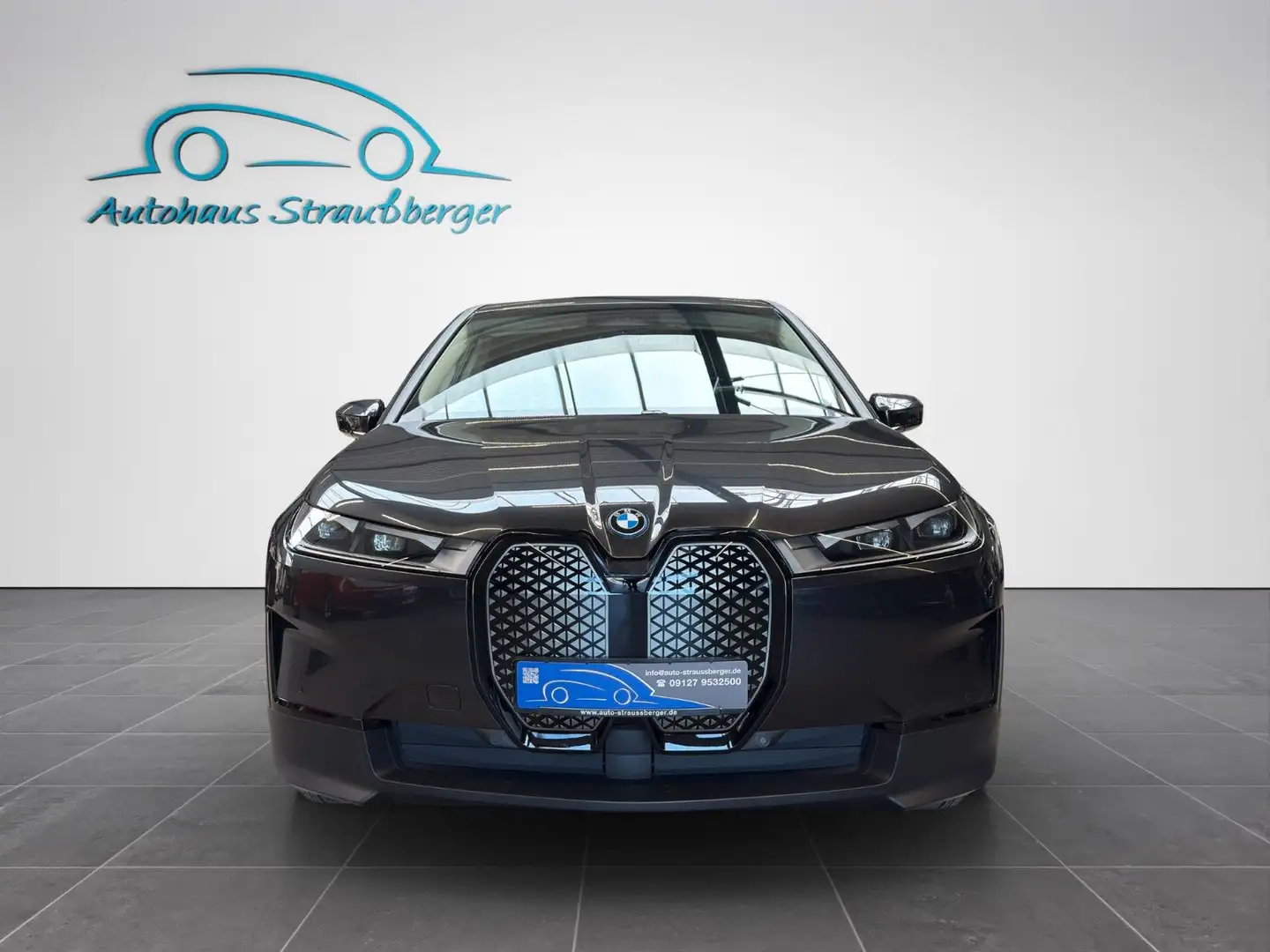 BMW iX 40 xDrive MFL KZU QI SHZ LED KAMERA 4Z Šedá - 2