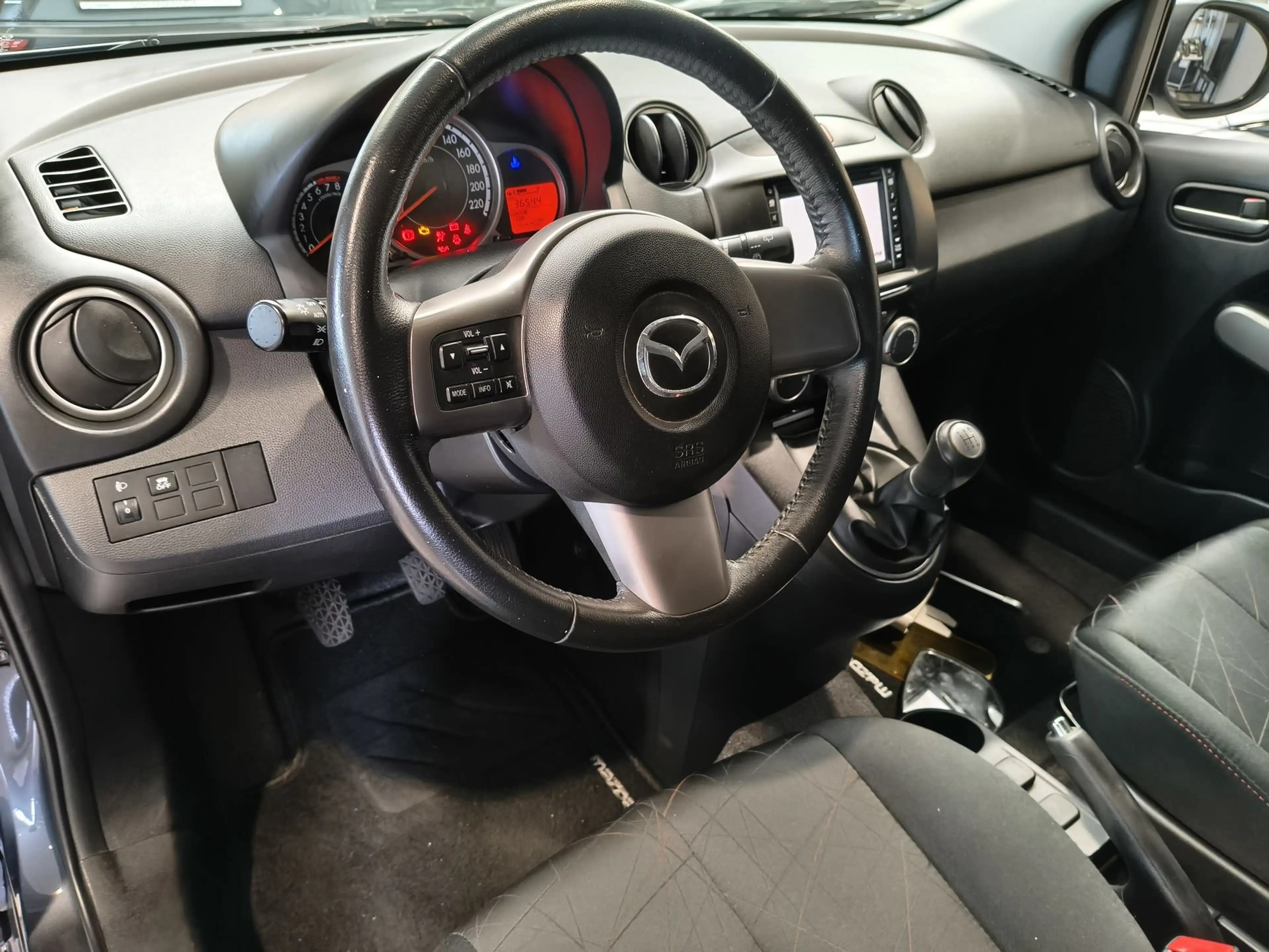 Mazda 2 1.3i Sportnavigator — photo 9