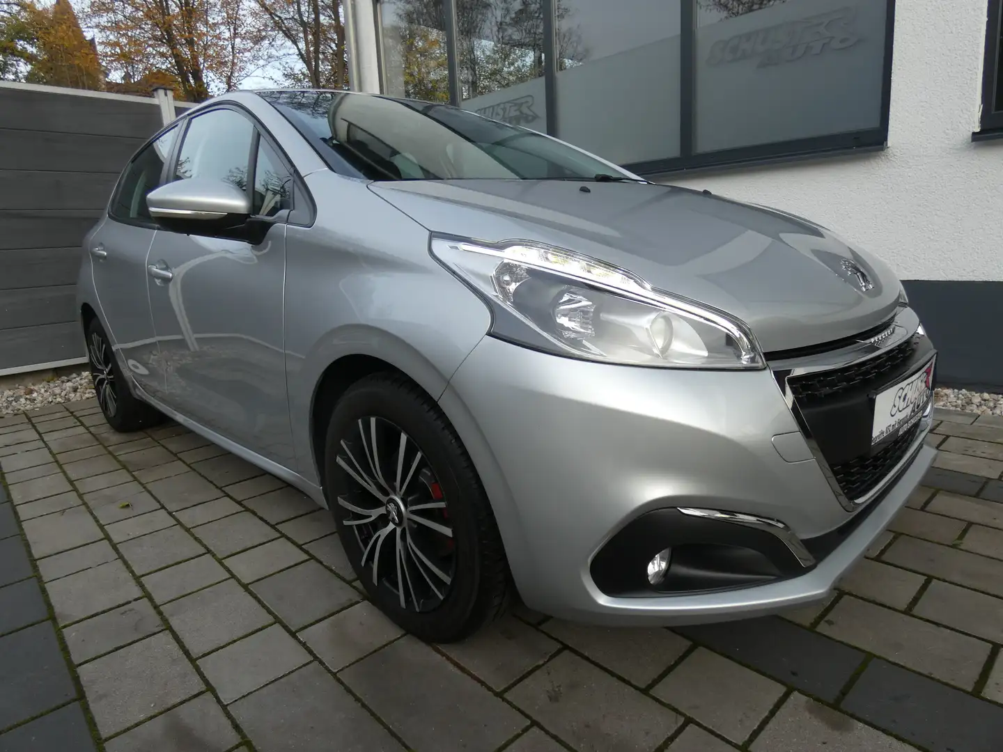 Peugeot 208 Active Grau - 1