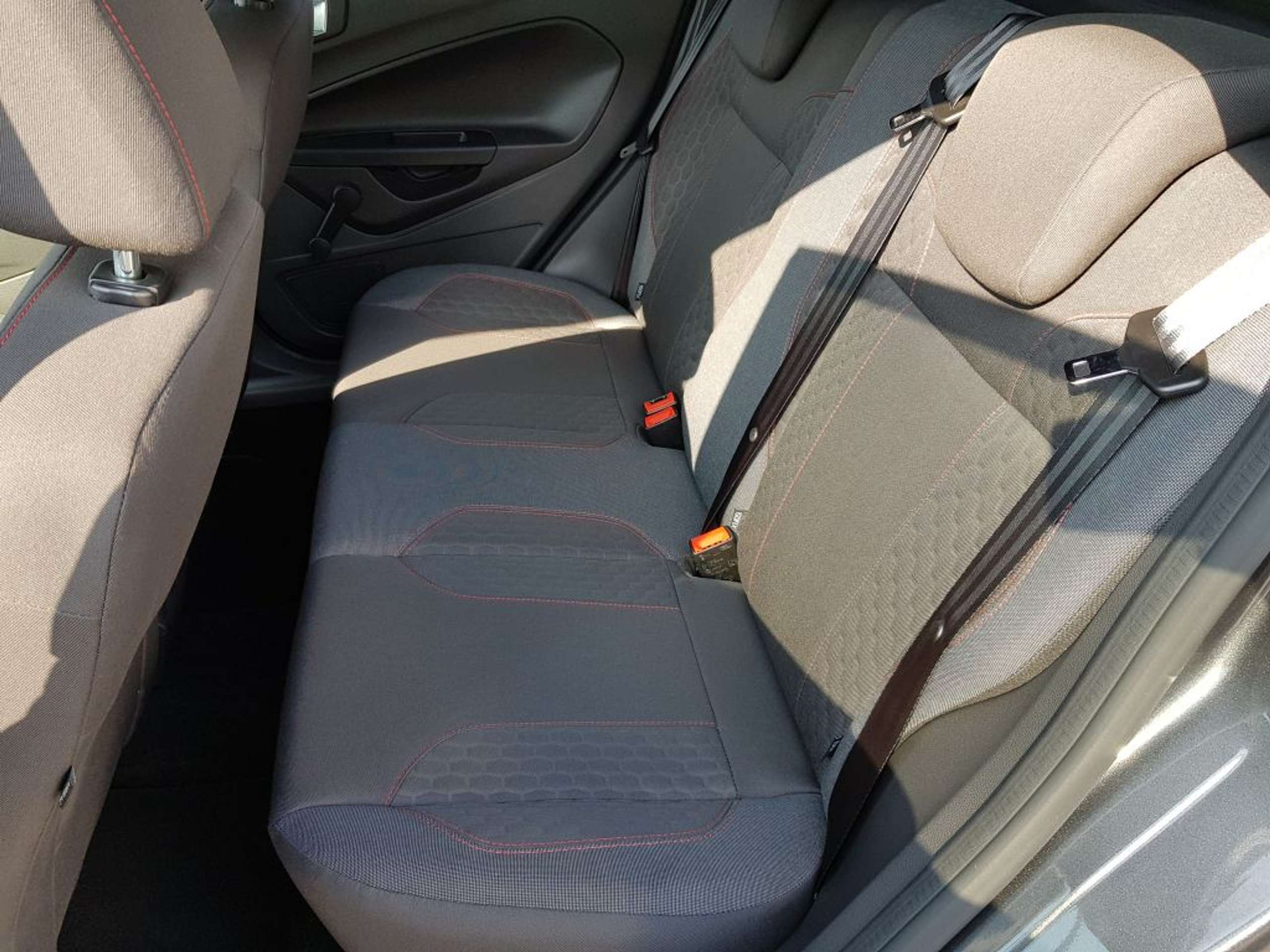 Fahrzeugabbildung Ford Fiesta 1.0 EcoBoost Start-Stop ST-LINE *RFK*17-LM*NAVI* - mit KI generiert/bearbeitet