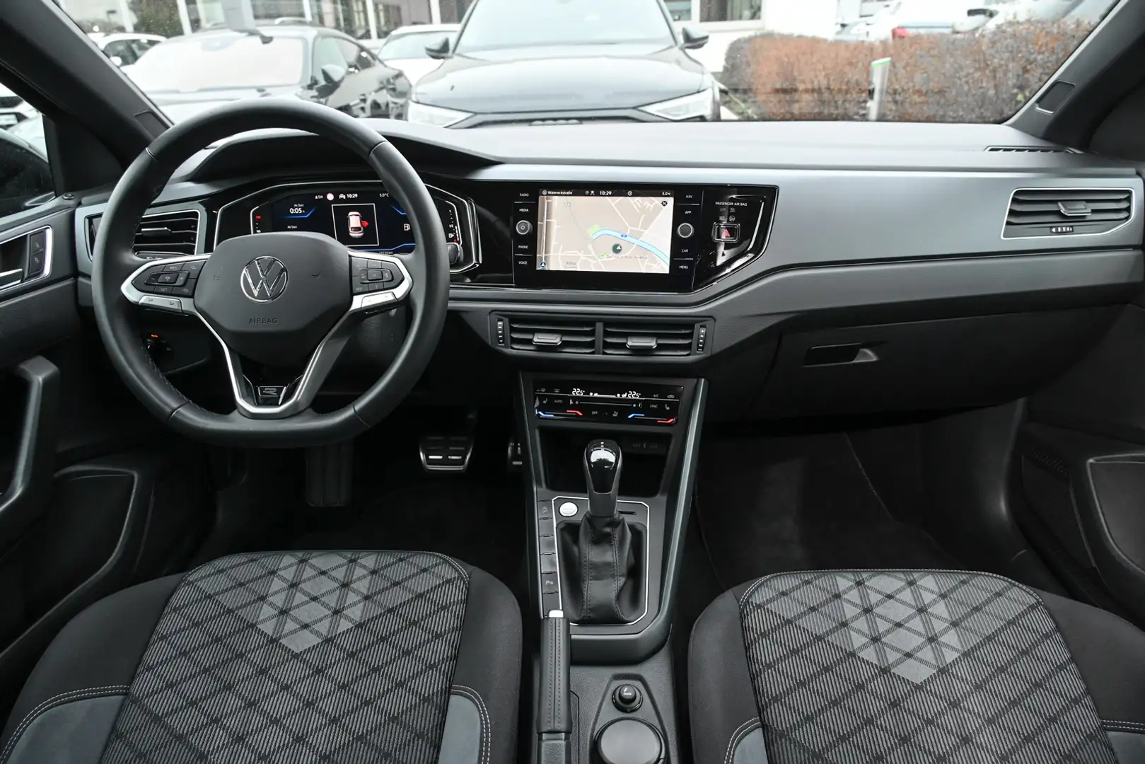 Volkswagen Taigo 1.5 TSI DSG R-Line Matrix Navi Keyless Kam Schwarz - 2