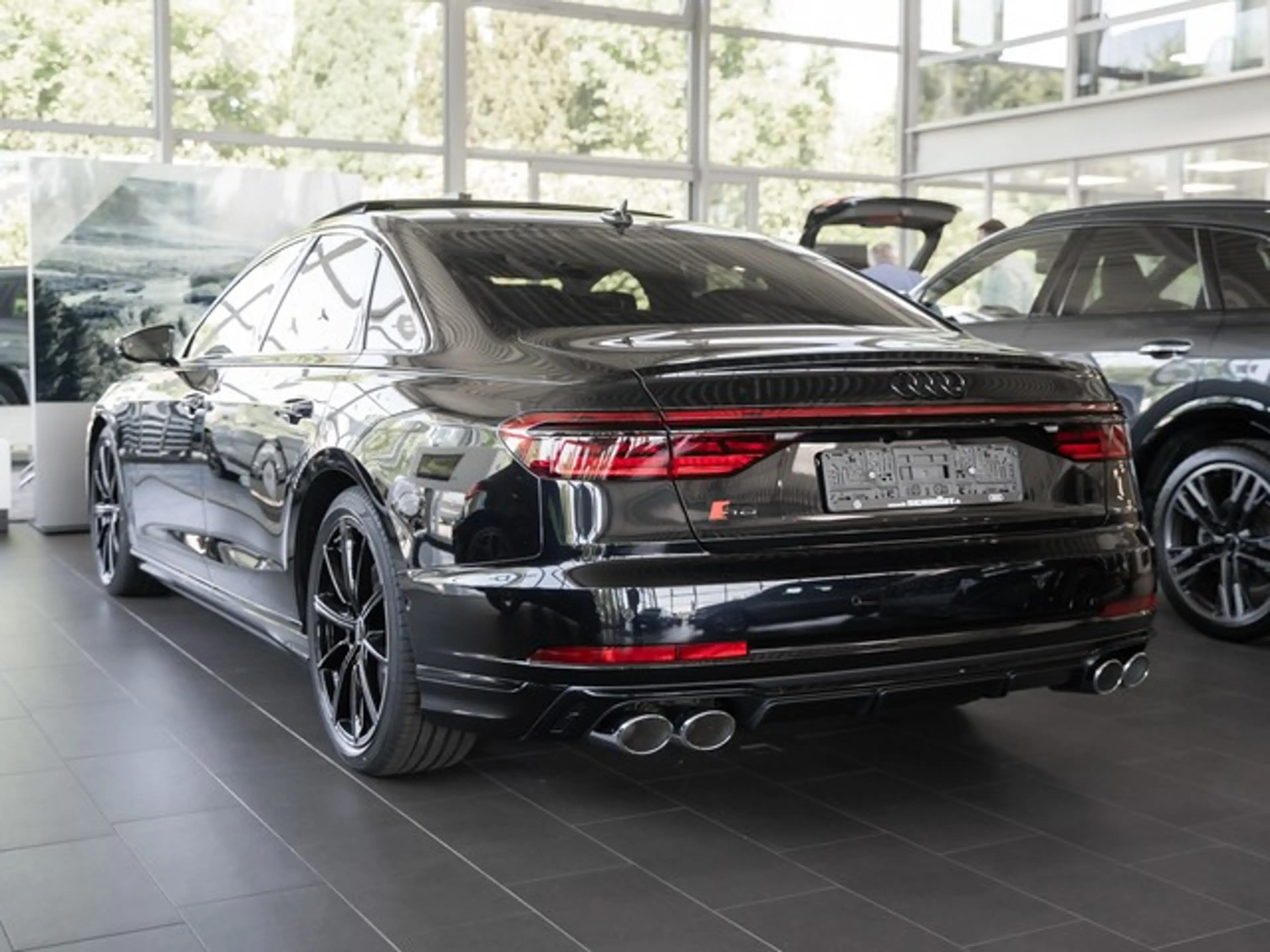 Audi S8 TFSI quattro ACC Dig.-Matrix LED Pano B&O Stand... — photo 2