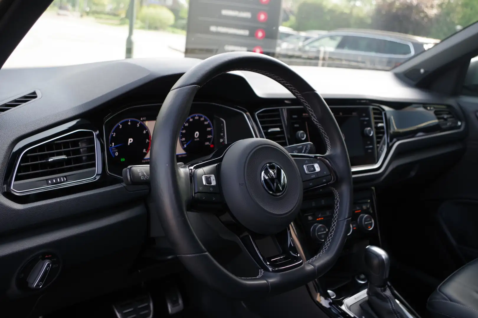 Volkswagen T-Roc 2.0 TSI 4Motion R 300 PK, Panoramadak, Akrapovic, Negro - 2