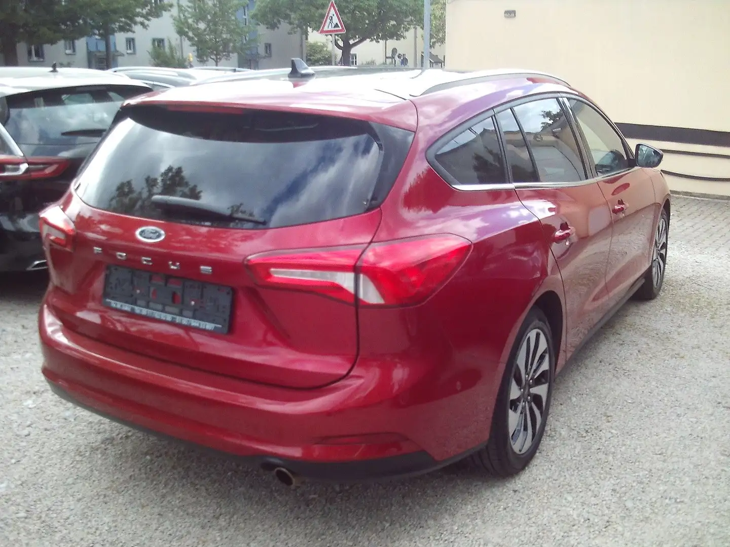 Ford Focus Turnier Cool & Connect PANORAMA,AHK,PDC,AL Rojo - 2