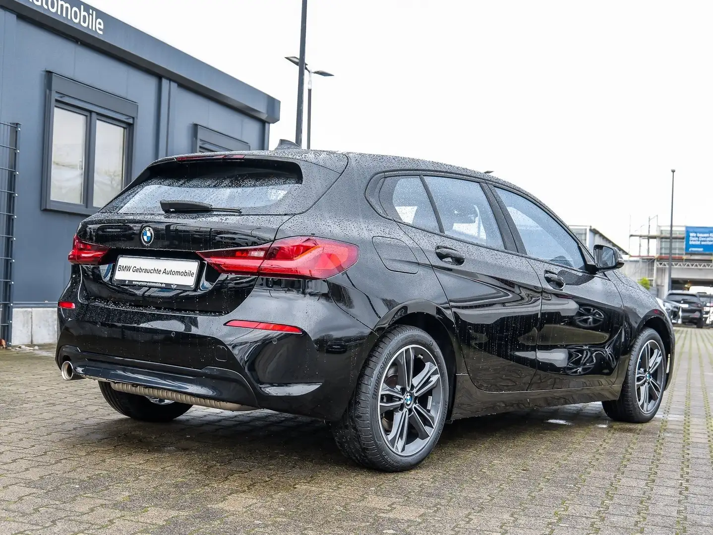 BMW 118 i 5-Türer Sport Line LC Prof. AHK Pano LED PDC DAB Schwarz - 2