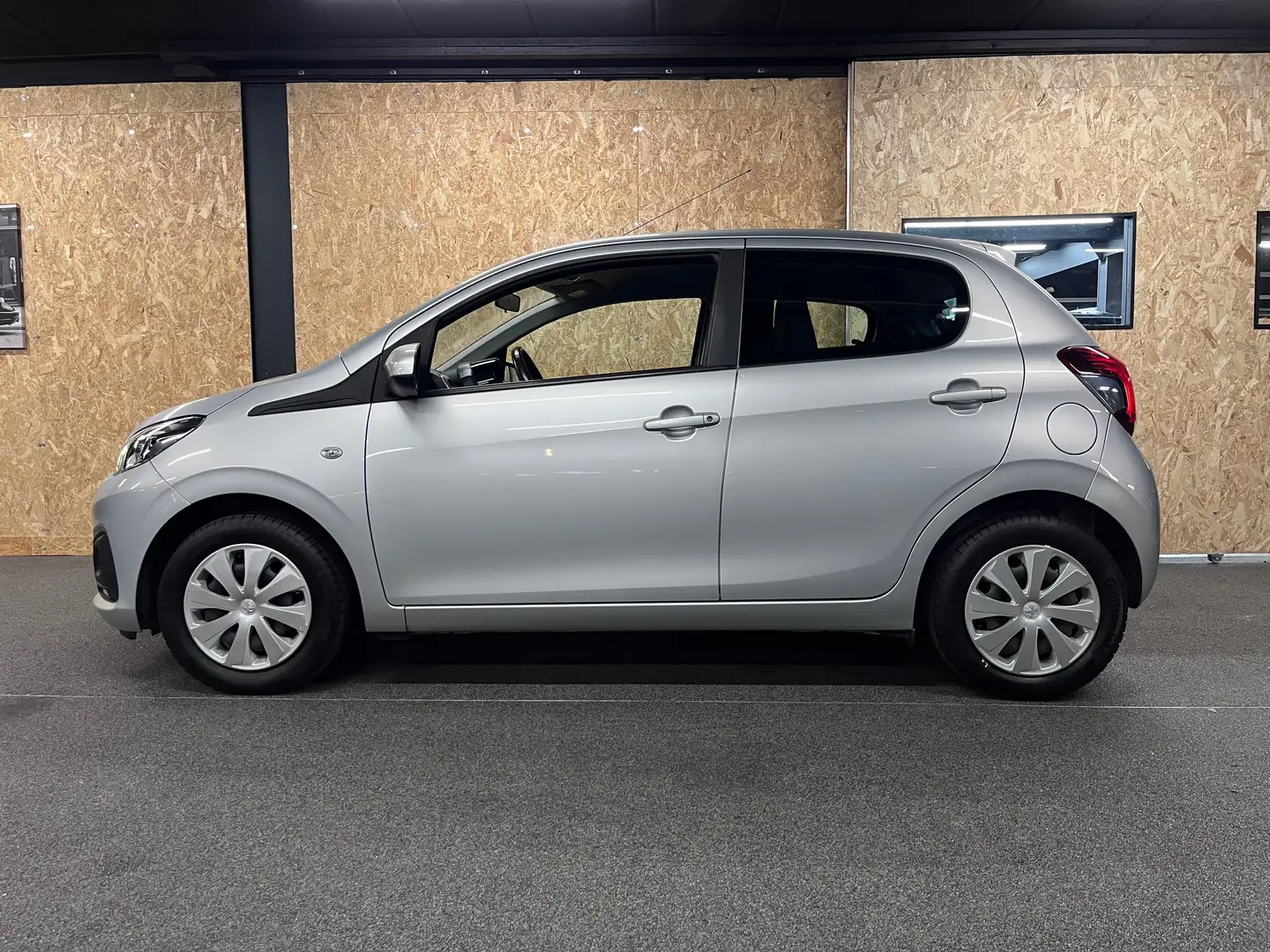 Peugeot 108 1.0 VTi Active Automaat Grijs - 2