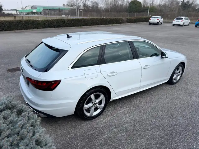Audi A4 view 4