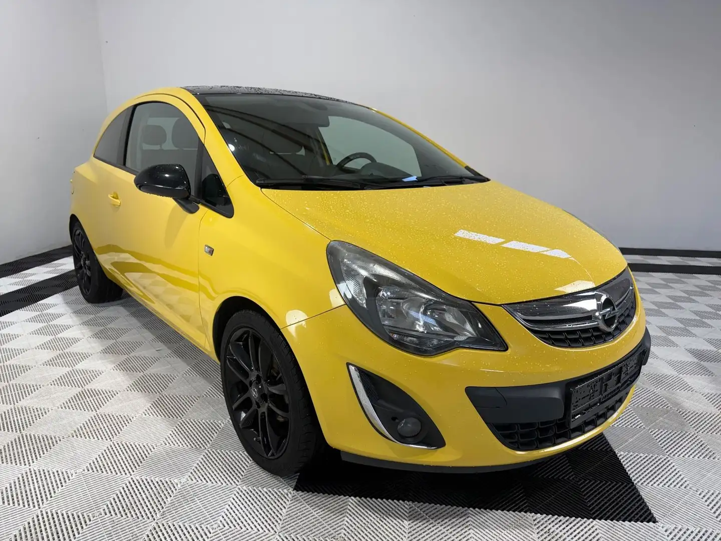 Opel Corsa 1.4 ecoFLEX Color Edition 74kW S/S Geel - 2
