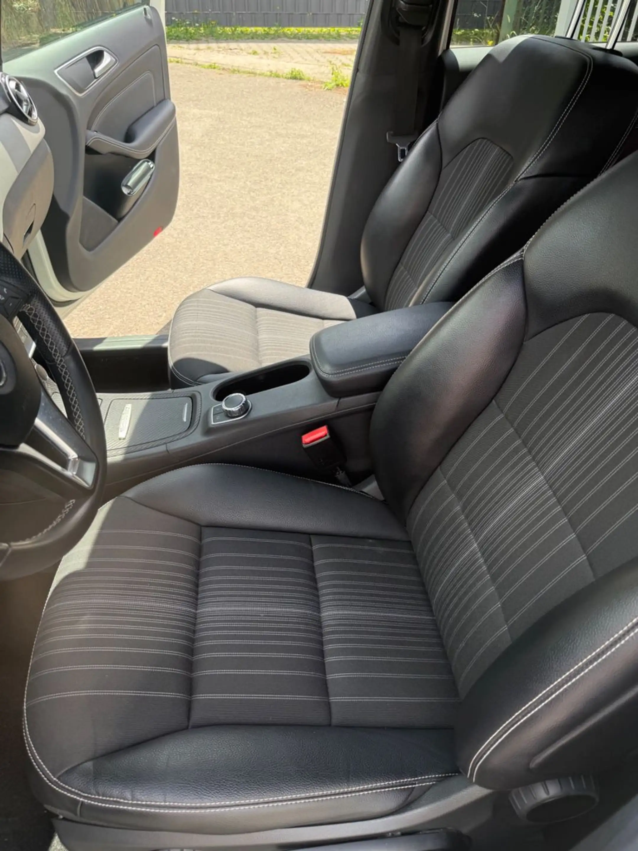 Mercedes-Benz B 200 Automatik Teilleder Navi Anh. — photo 18