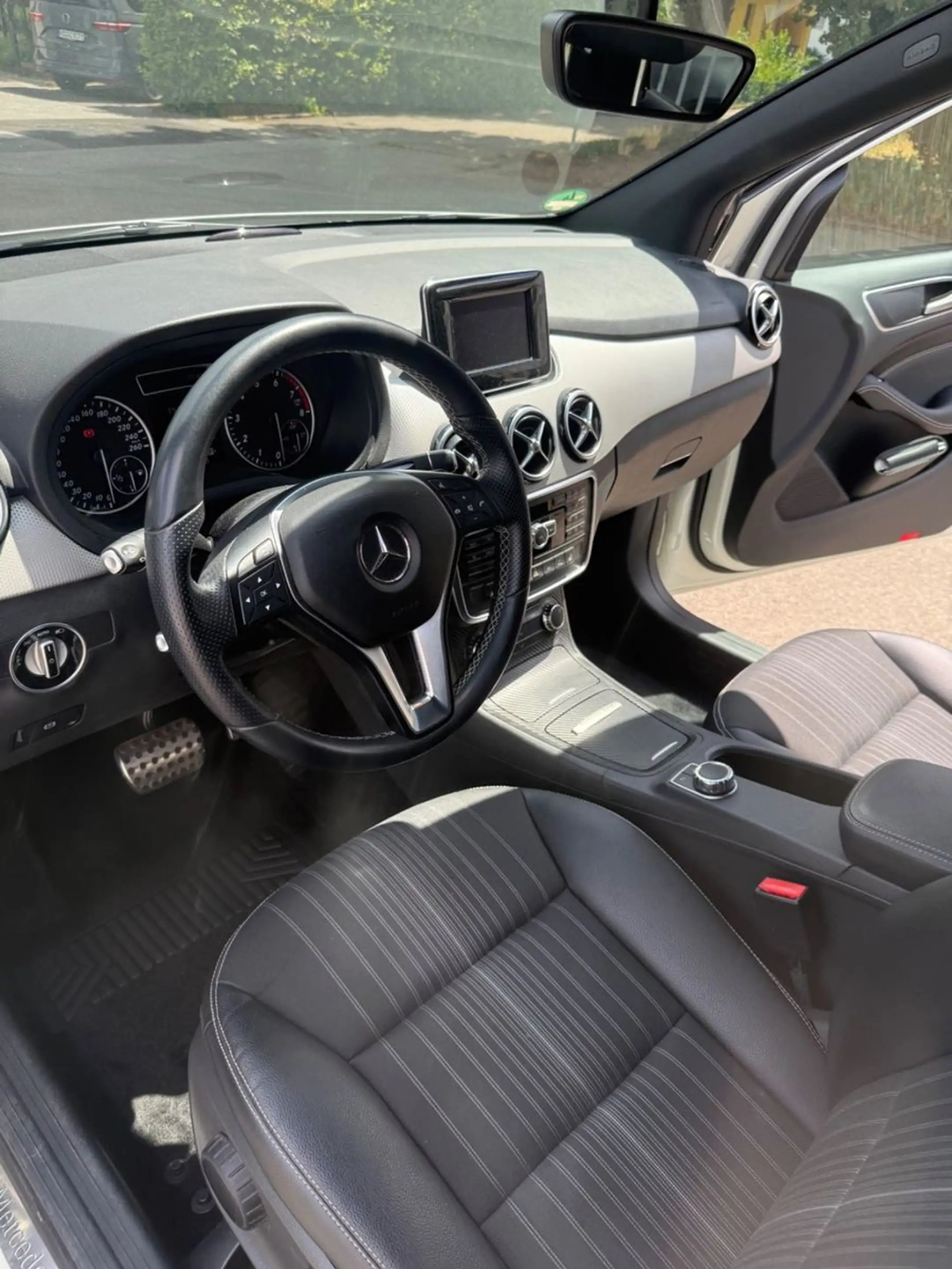 Mercedes-Benz B 200 Automatik Teilleder Navi Anh. — photo 13
