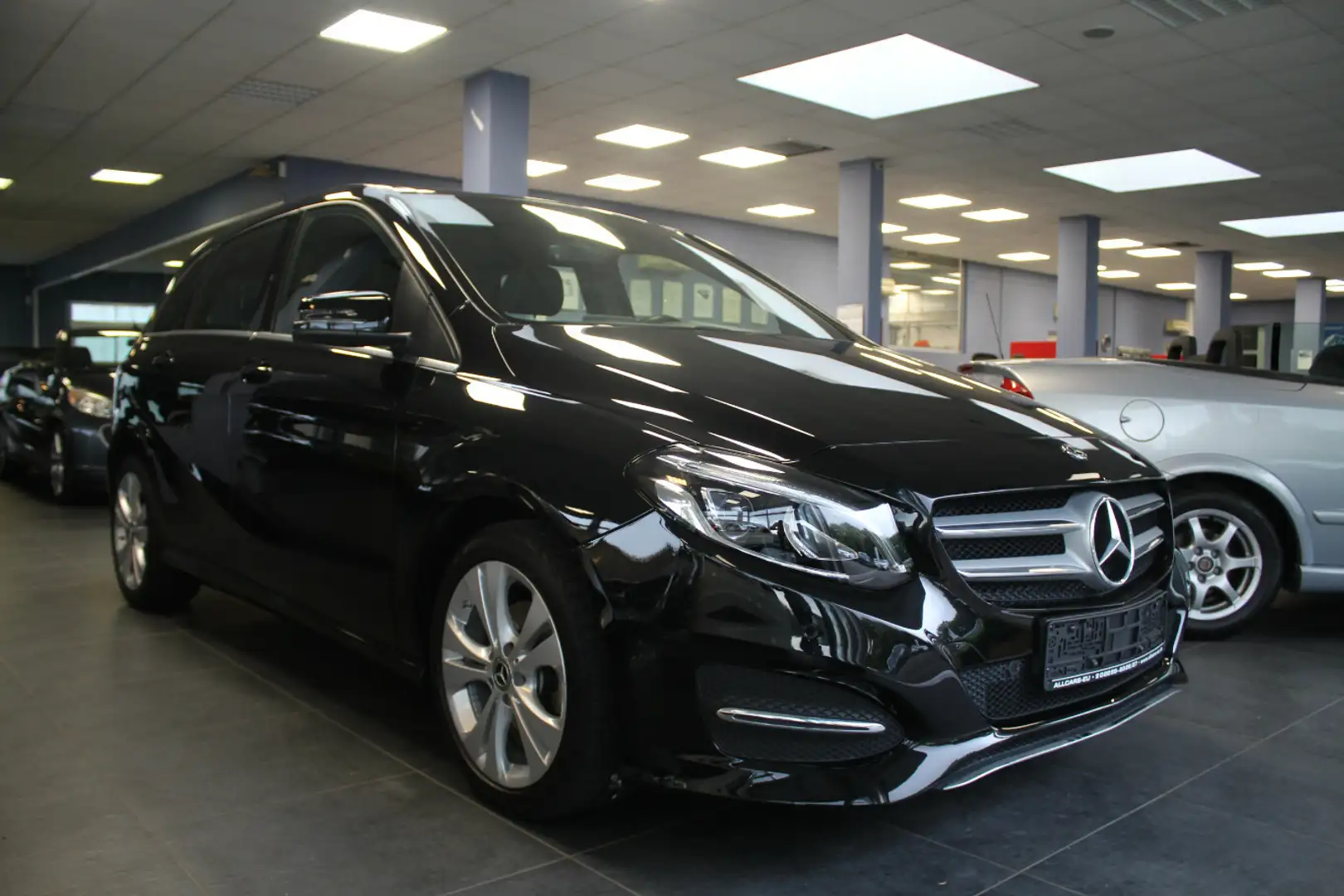 Mercedes-Benz B 220 4Matic 7G-DCT Urban Panorama Siyah - 1