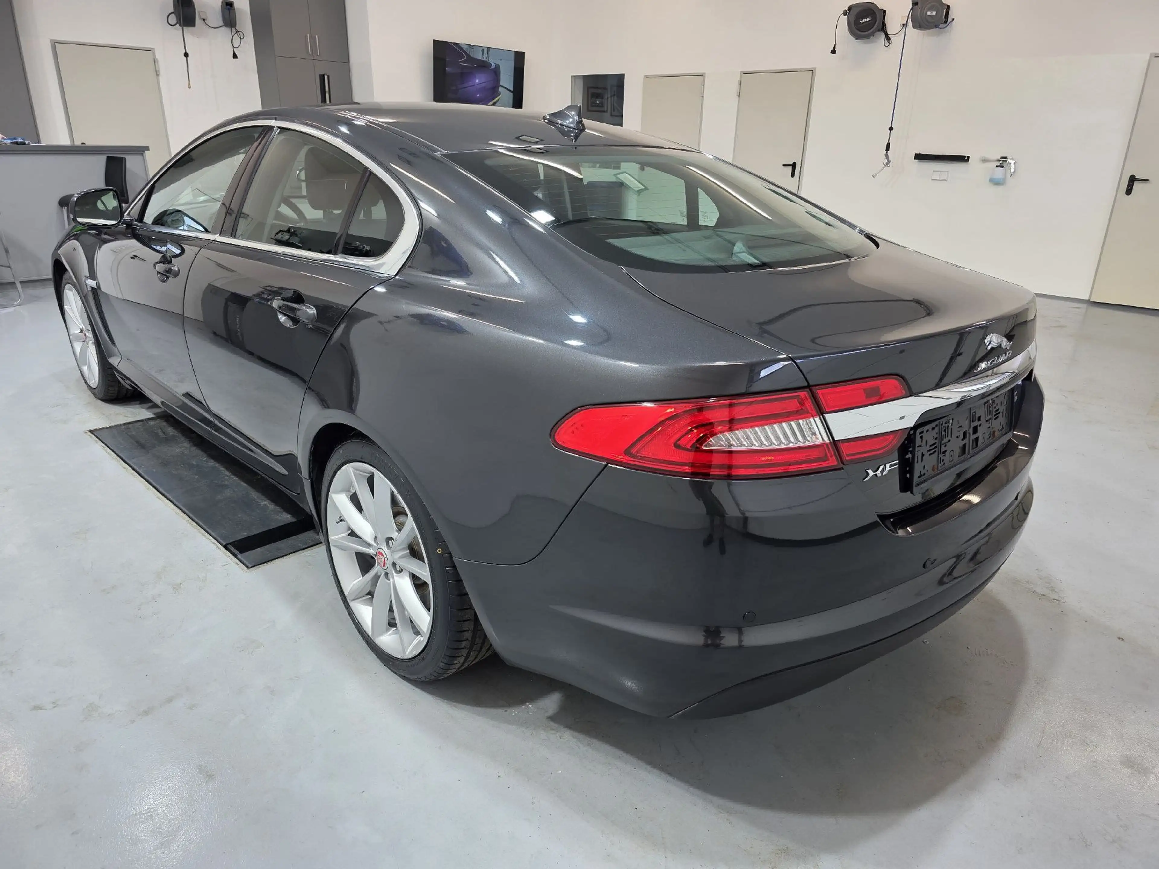 Jaguar XF Luxury — photo 4