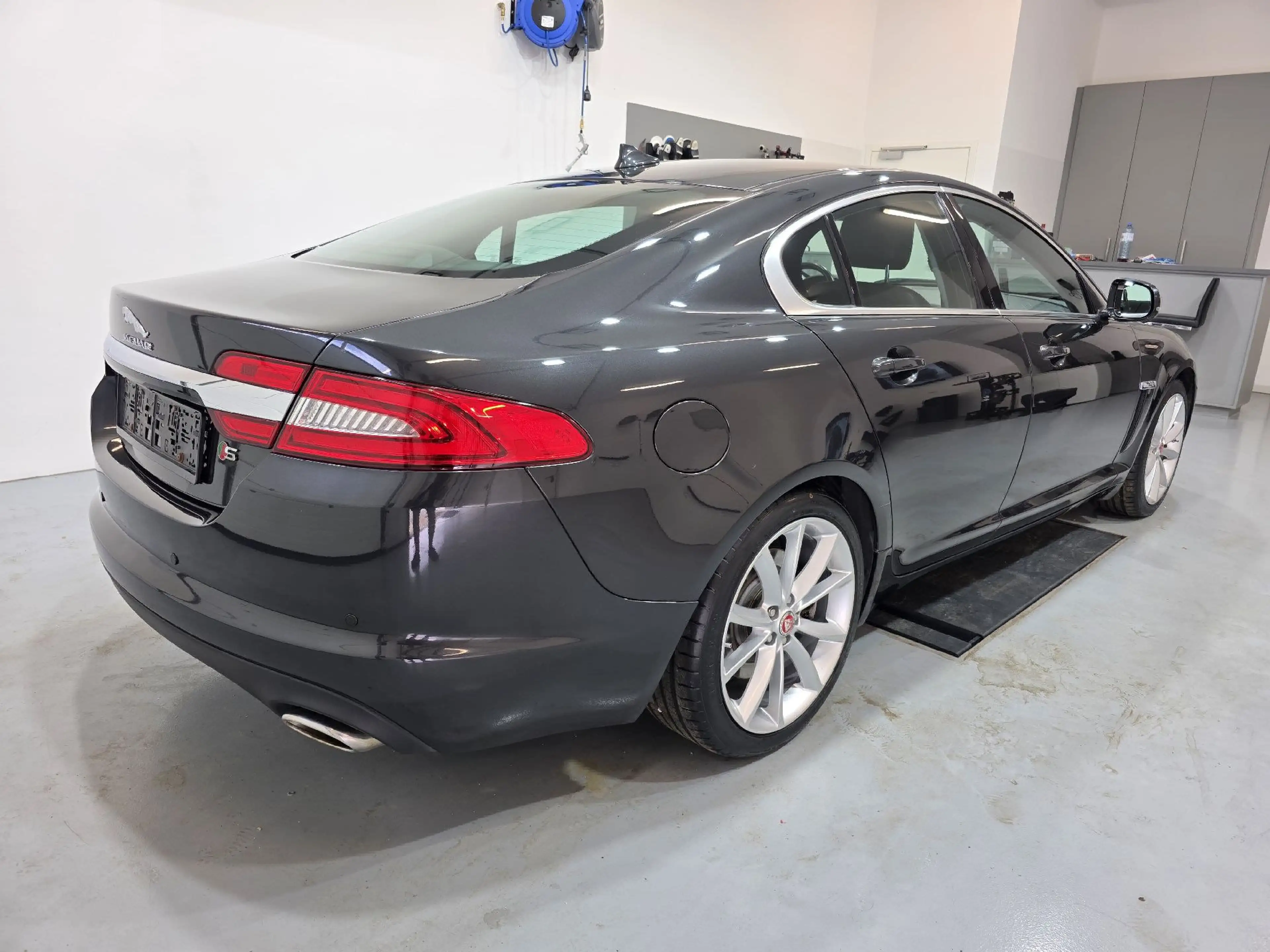 Jaguar XF Luxury — photo 3