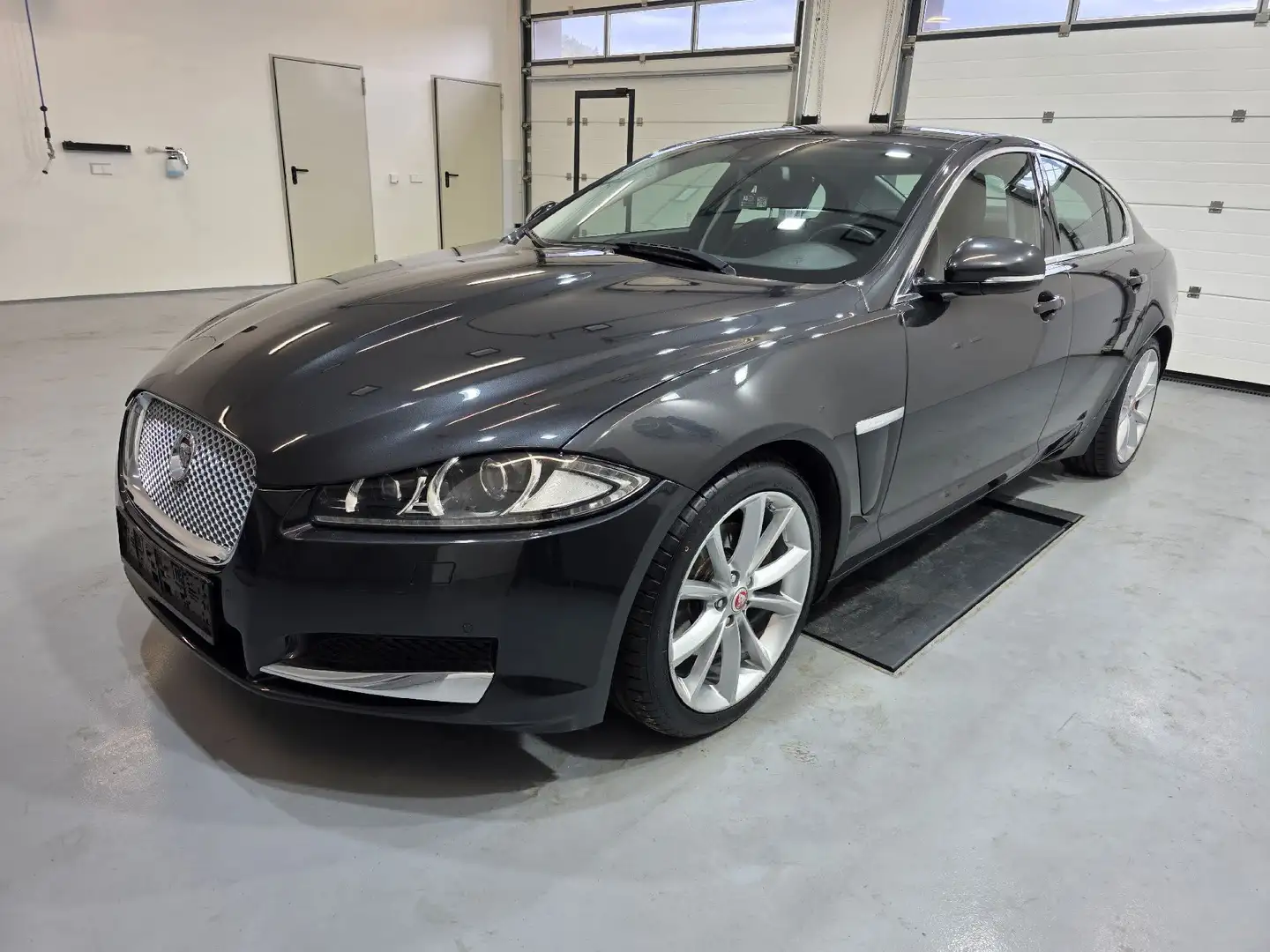 Jaguar XF Luxury Grau - 1
