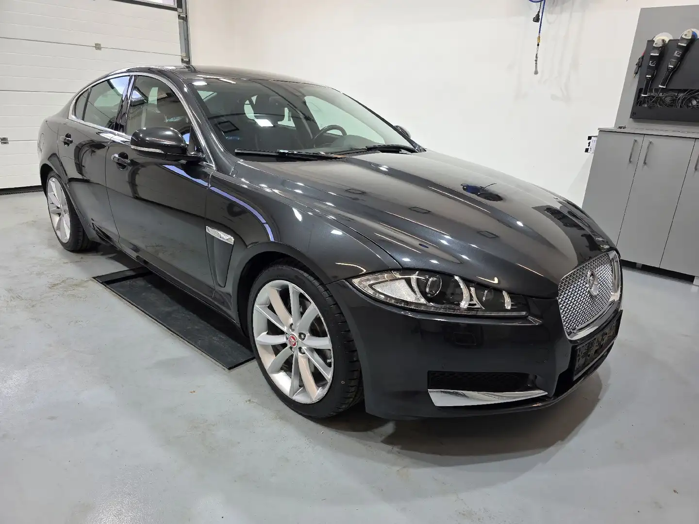Jaguar XF Luxury Grau - 2