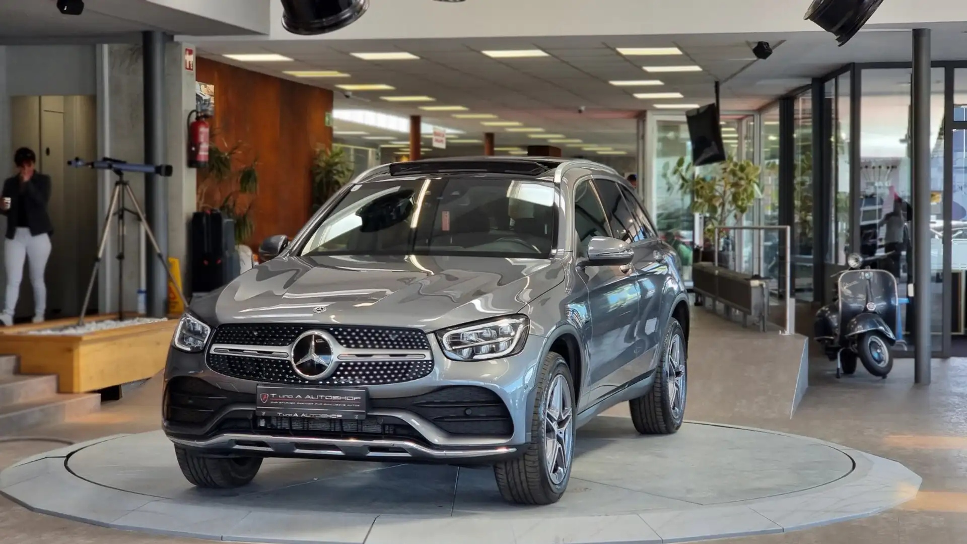Mercedes-Benz GLC 300 de 4Matic AMG-Paket Aut. *Head-up*Kamera*Pano* Grau - 2