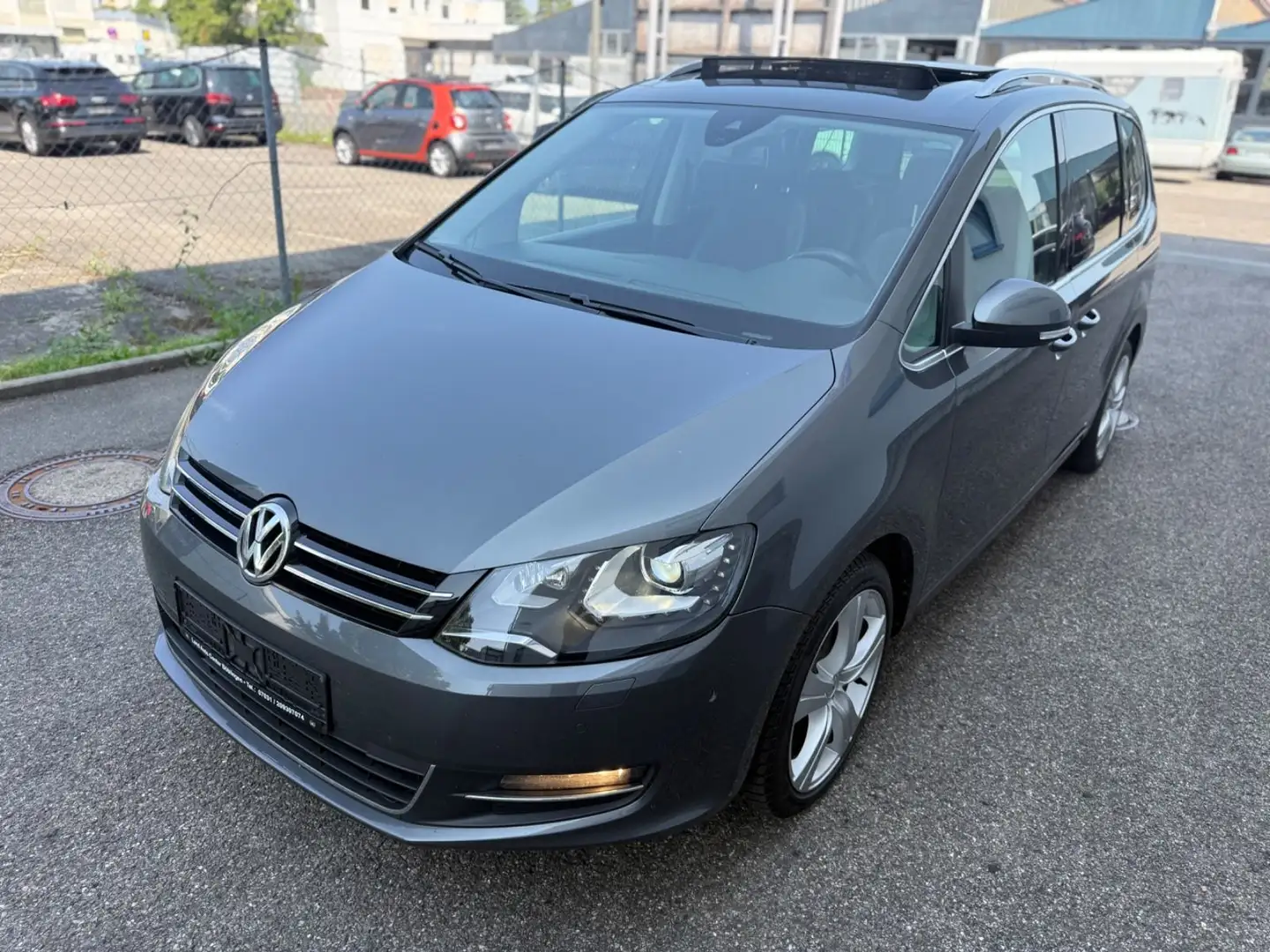 Volkswagen Sharan 2.0 TDI DSG HL BMT*7-SITZER*PANO*NAVI*XEN Gris - 2