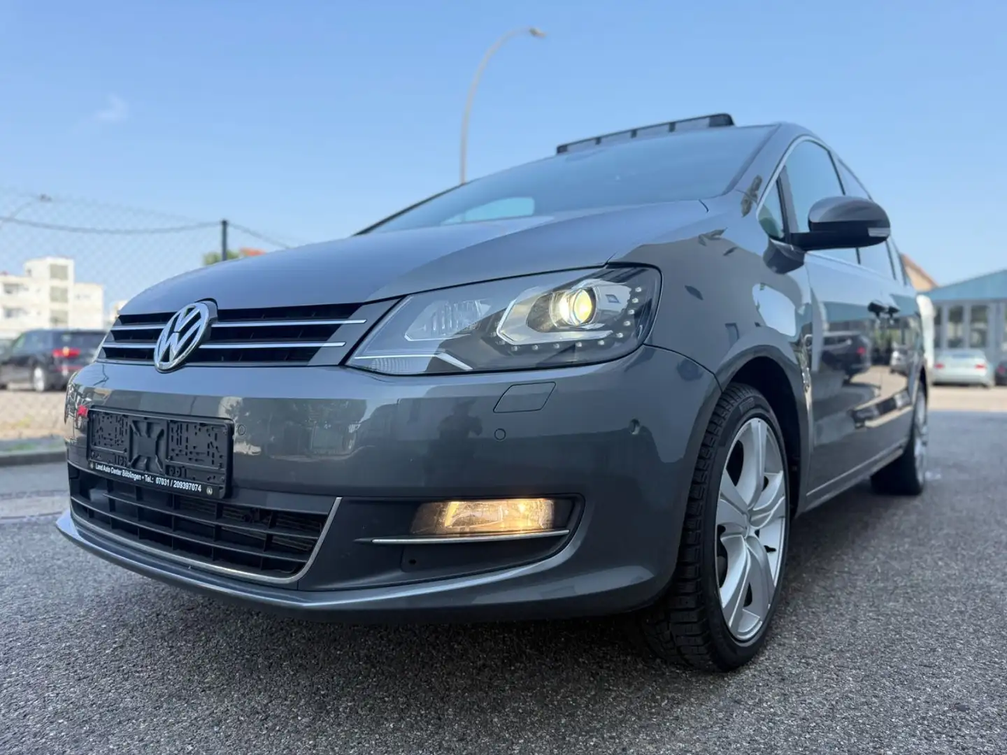Volkswagen Sharan 2.0 TDI DSG HL BMT*7-SITZER*PANO*NAVI*XEN Gris - 1