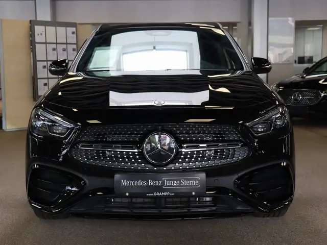 Mercedes-Benz Gla view 2