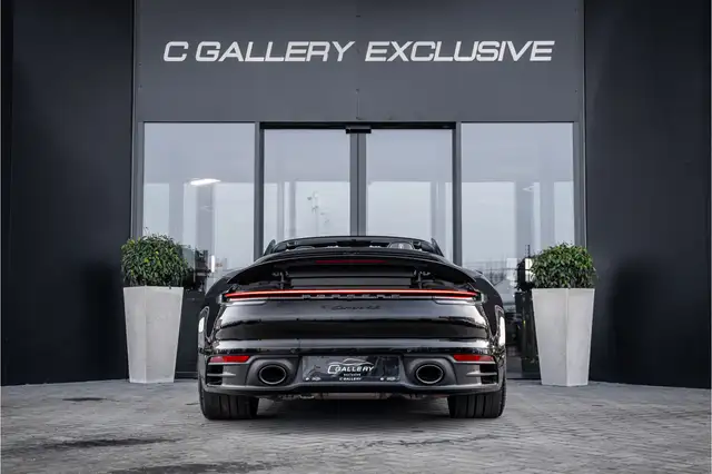 Porsche 911 view 8