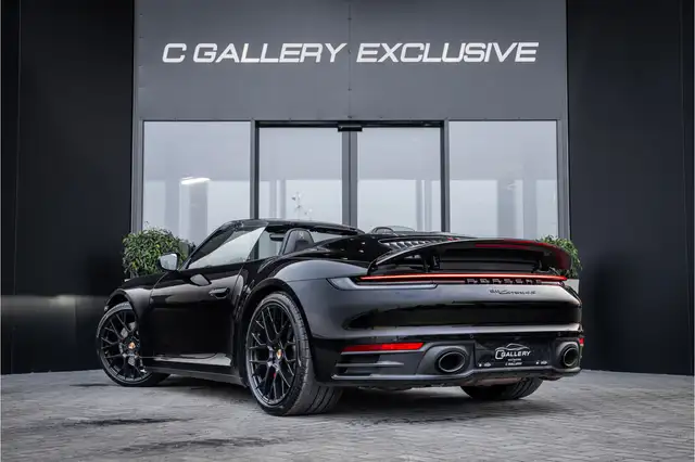 Porsche 911 view 7