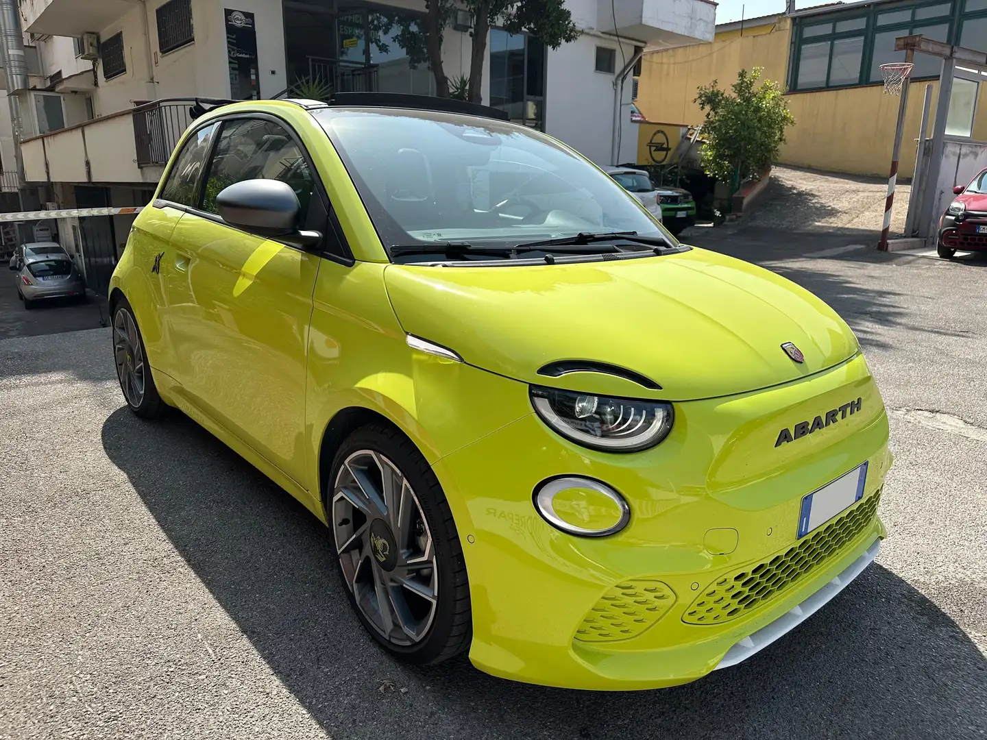Abarth 500C 500e Cabrio 42 kWh Scorpionissima Giallo - 1
