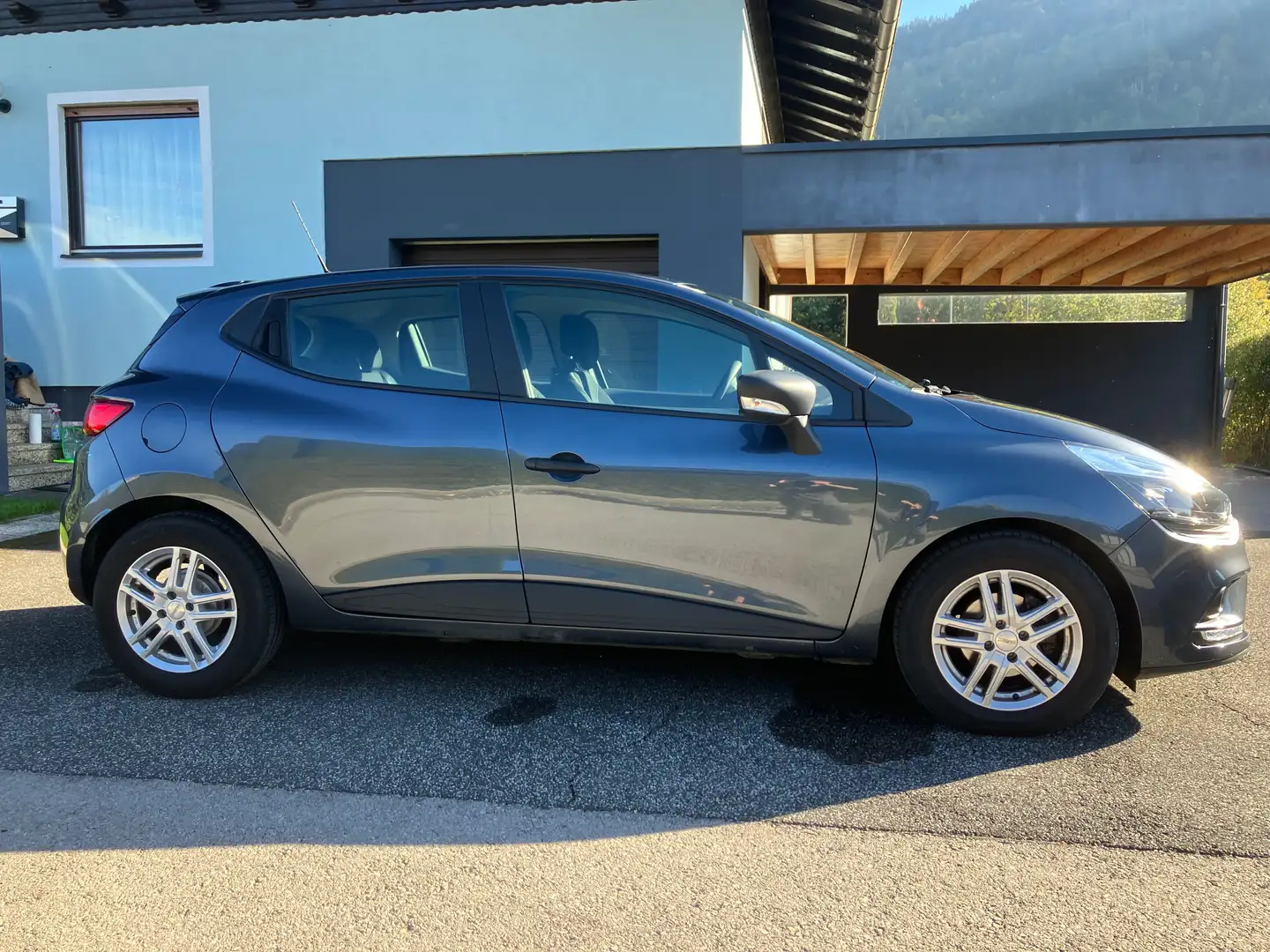 Renault Clio Clio Life 1,2 16V 75 Life Grau - 2