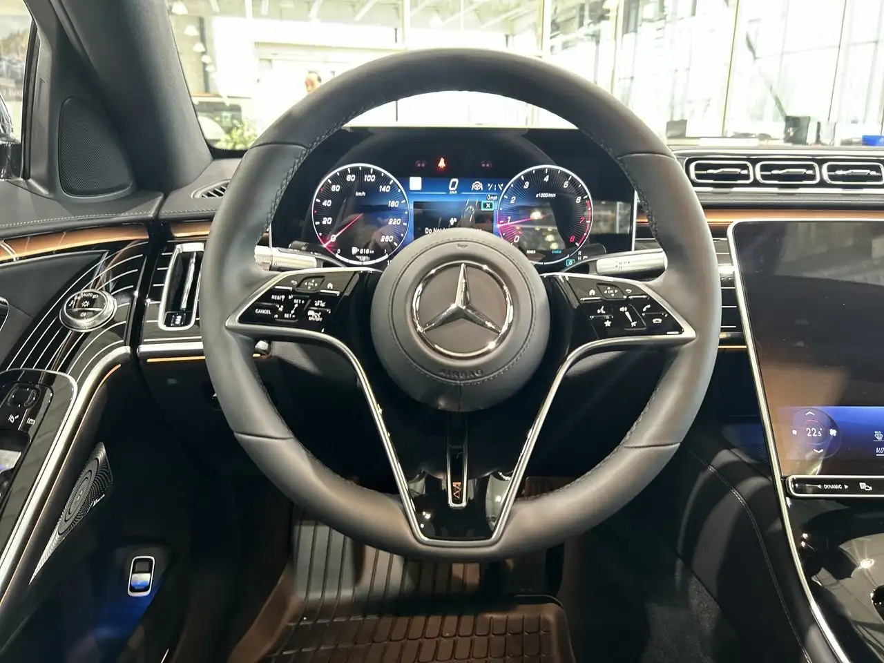 Mercedes-Benz S-Class снимка Mercedes-Benz S-Class