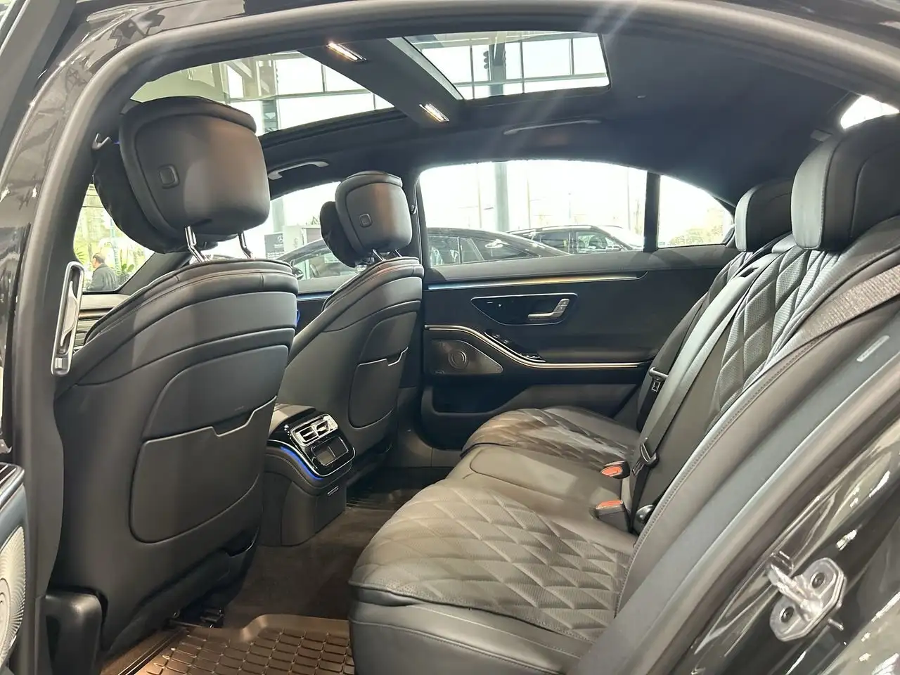 Mercedes-Benz S-Class снимка Mercedes-Benz S-Class