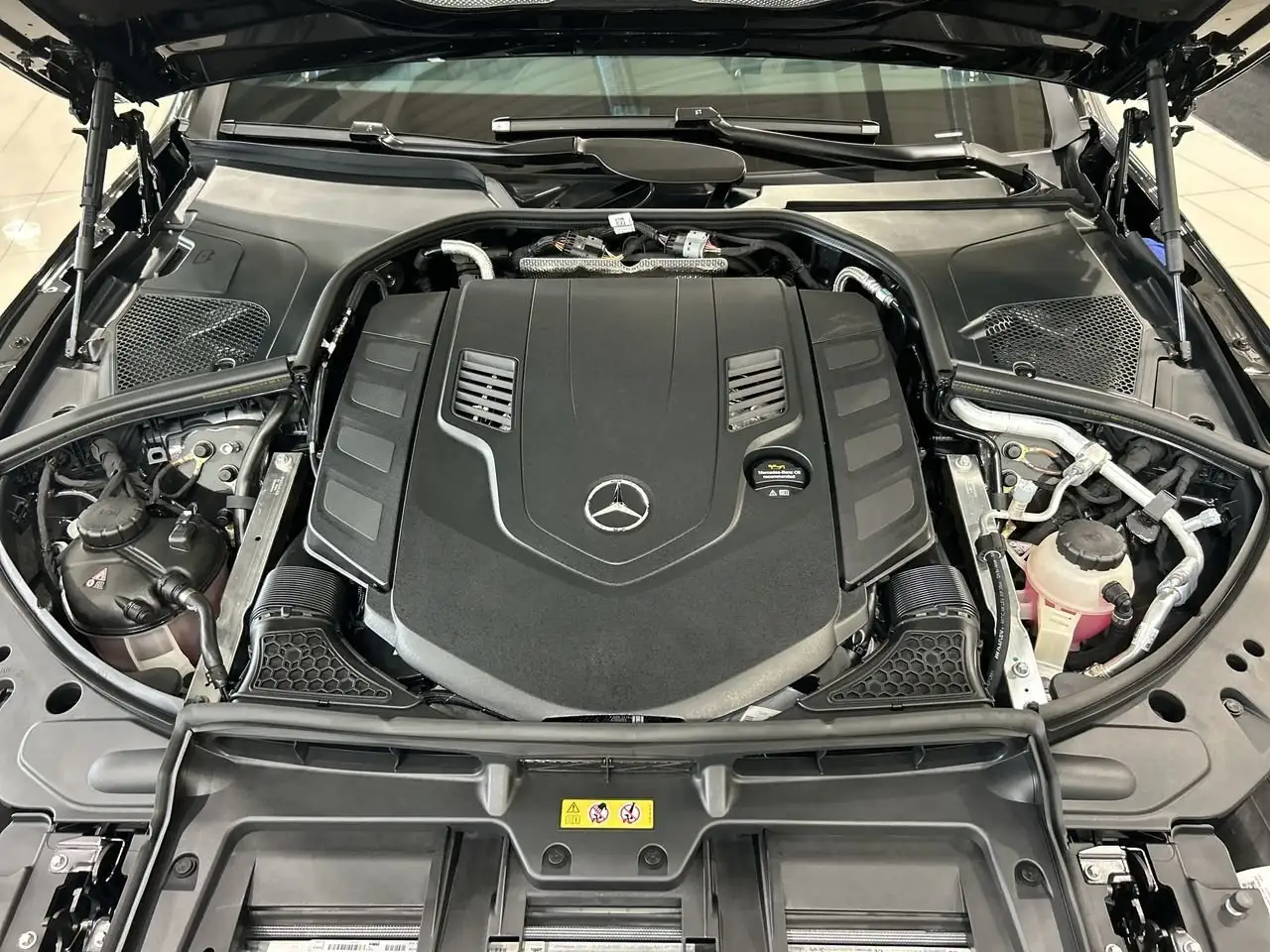 Mercedes-Benz S-Class снимка Mercedes-Benz S-Class