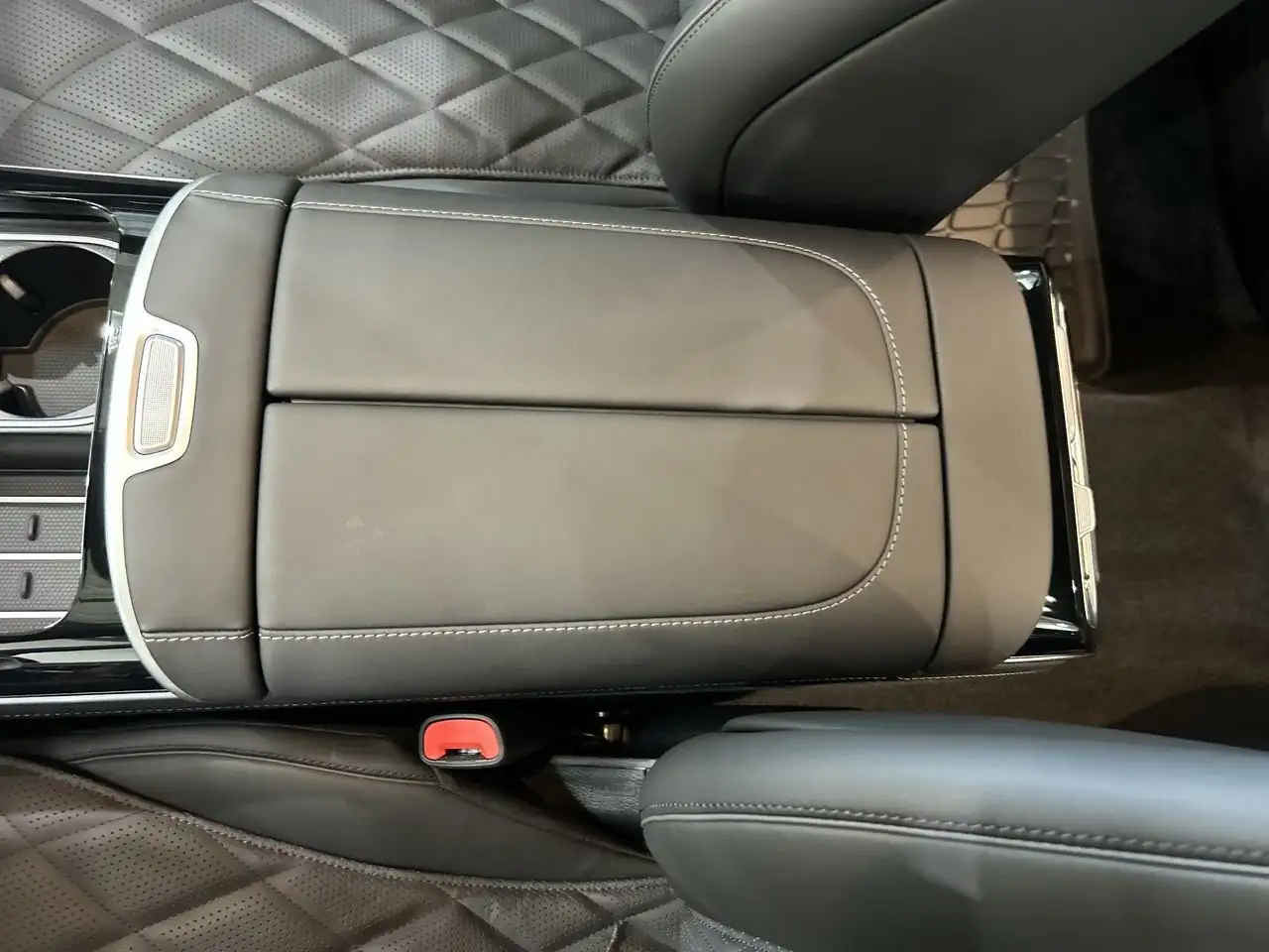 Mercedes-Benz S-Class снимка Mercedes-Benz S-Class