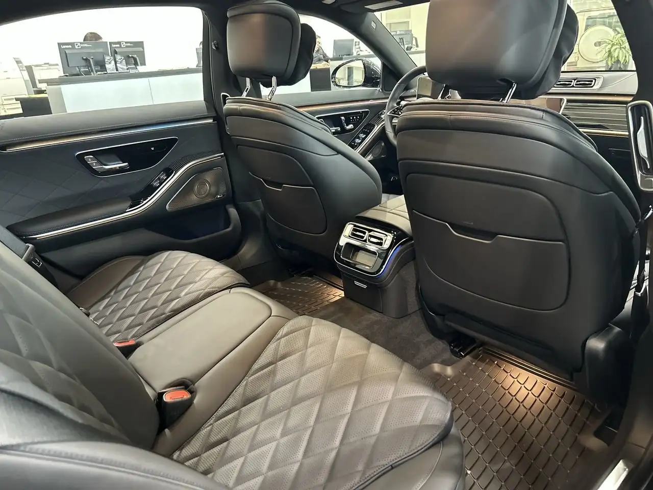 Mercedes-Benz S-Class снимка Mercedes-Benz S-Class
