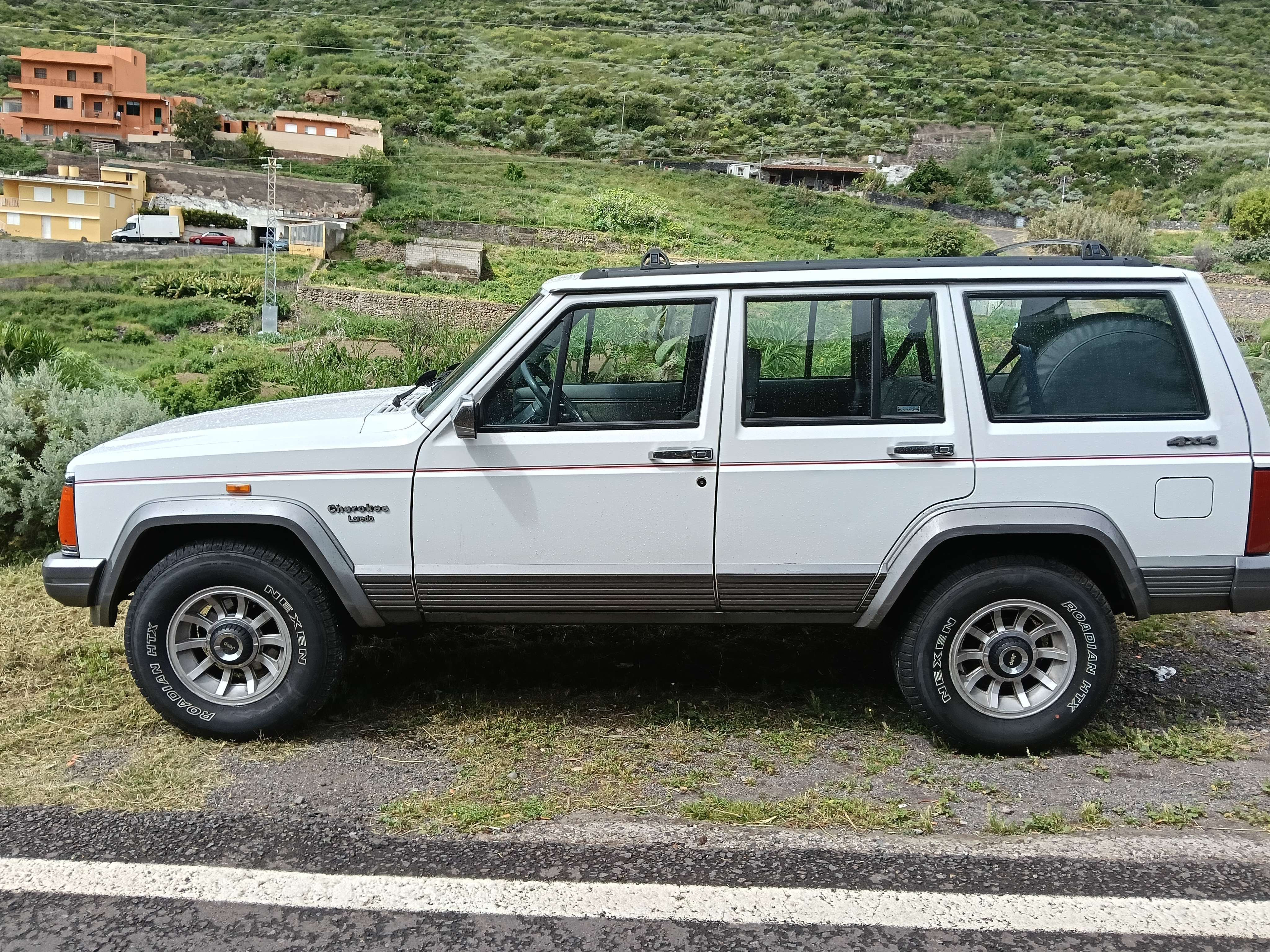 Jeep Cherokee XJ 4.0 Laredo - foto 1