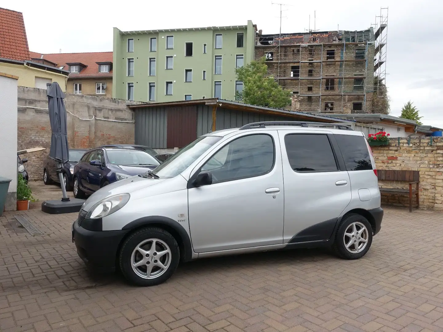 Toyota Yaris 1.3 Linea Luna, EU3, LM-Räder-4 Season ! Silber - 2