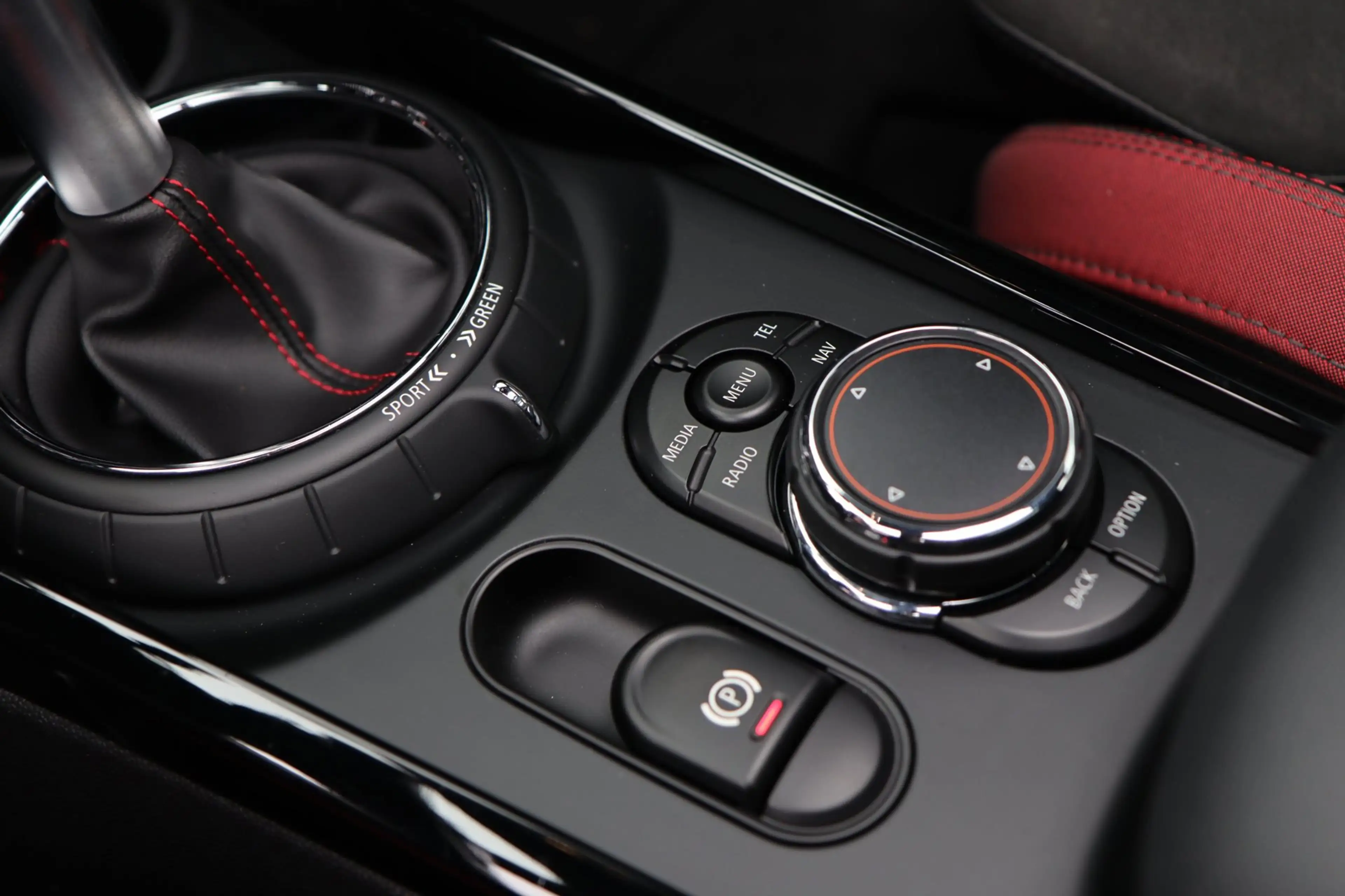 MINI Cooper S Clubman 2.0 Chili Serious / PANO / HUD / ACC / H&K / CAMER — photo 25