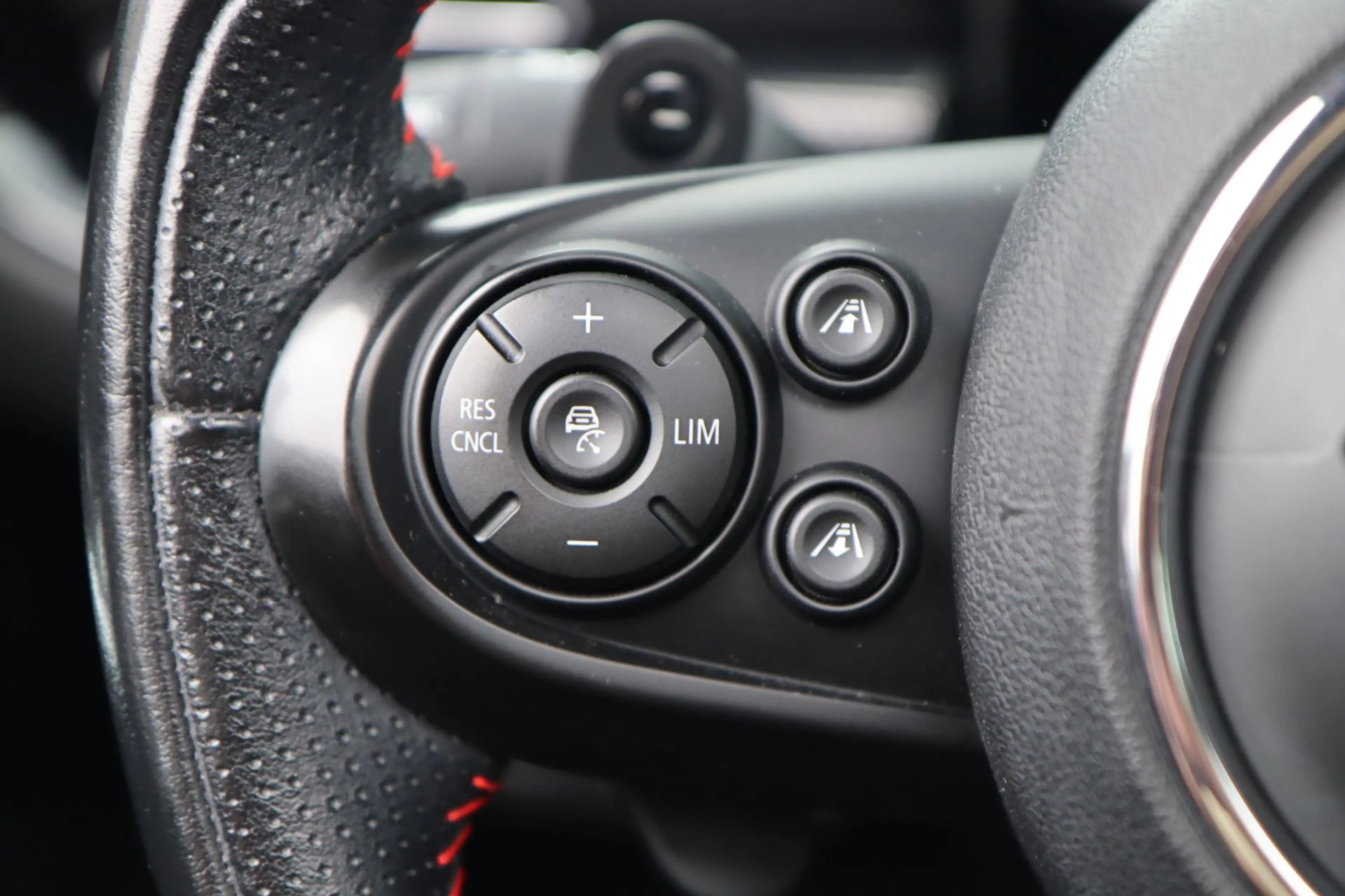MINI Cooper S Clubman 2.0 Chili Serious / PANO / HUD / ACC / H&K / CAMER — photo 16